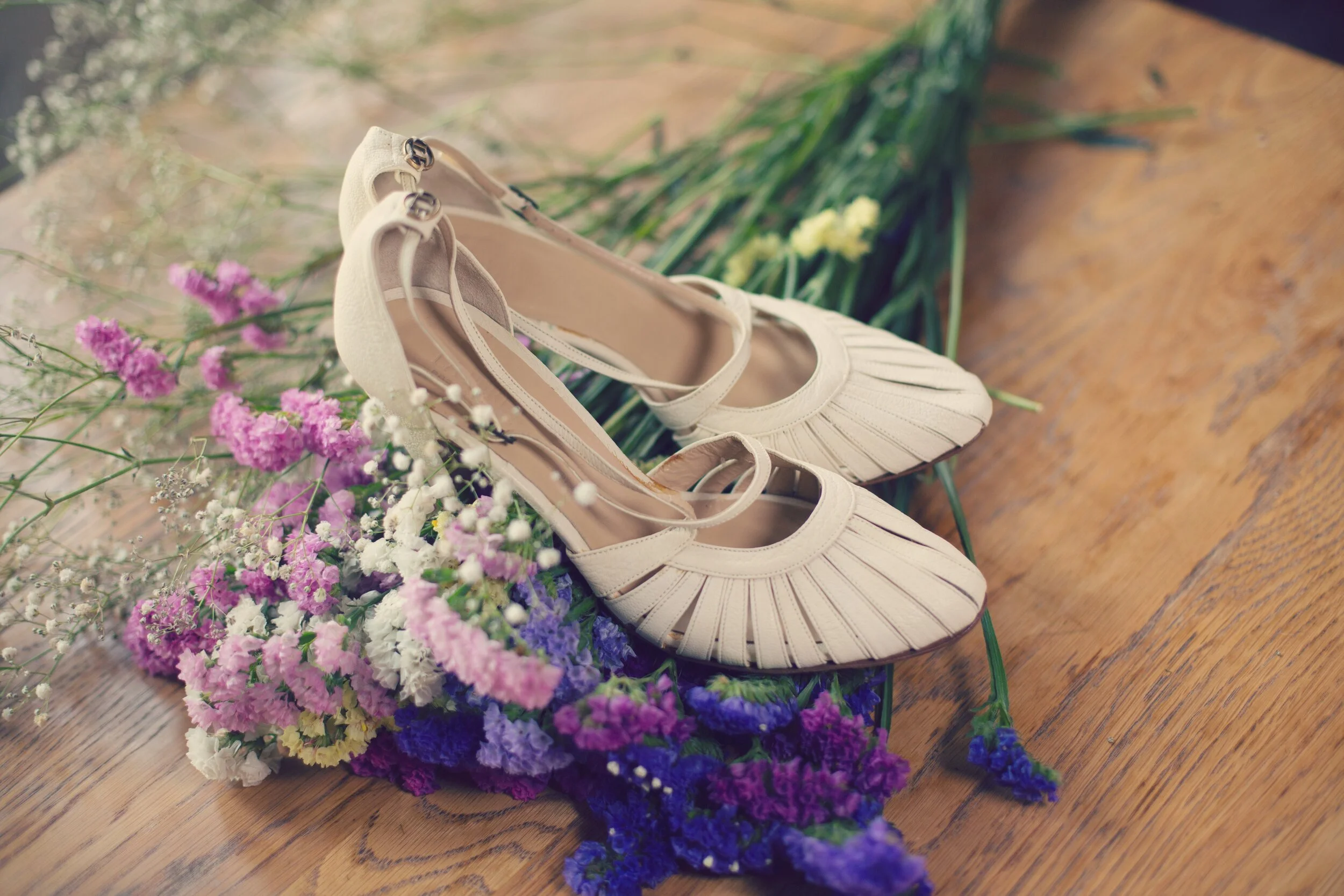 2000's La Perla cross front white pumps, Size 39