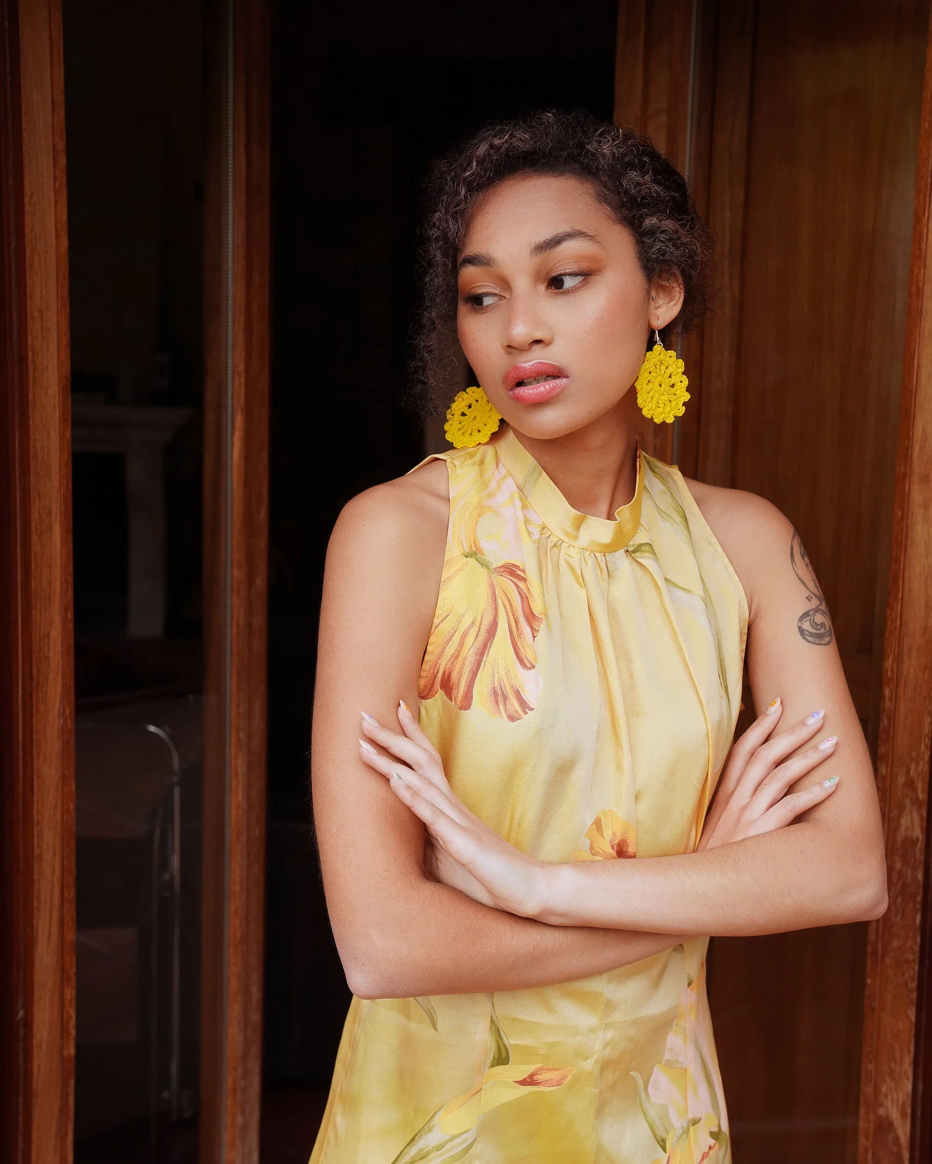 70's floral dress in yellow with a halter neckline, Size M