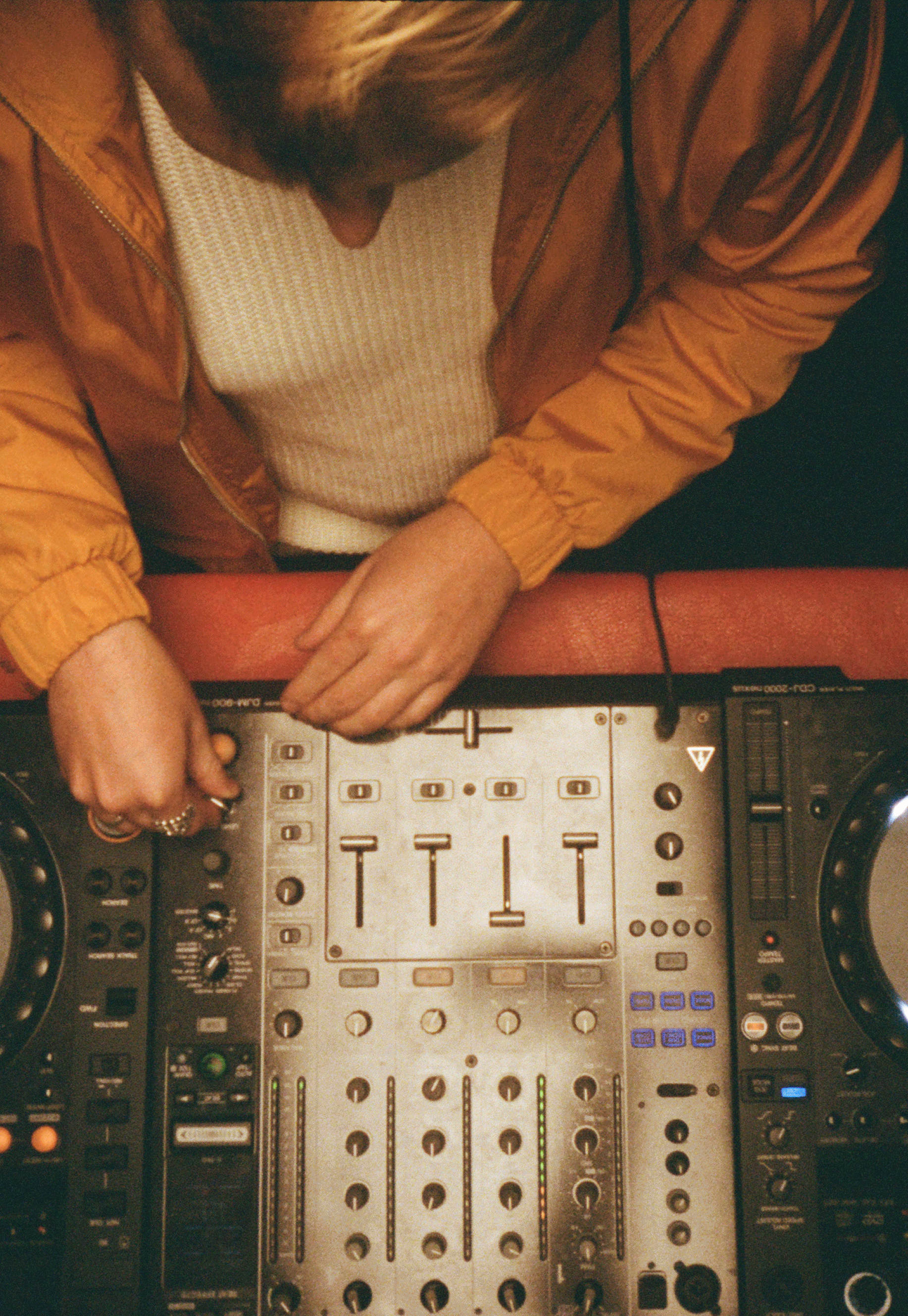 BC_DjTable.gif