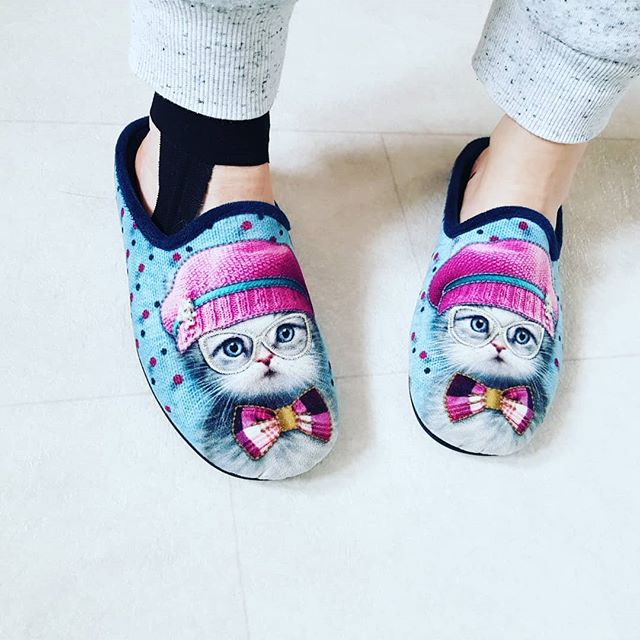 So after being tagged by @thefootmedic to disclose what's on our feet today 🙈 
Half-day today and home to my @pavers_shoes slippers... Those with a keen eye might spot some sports tape from @dltpodiatry. The cruel irony of Podiatry ailments on Podia