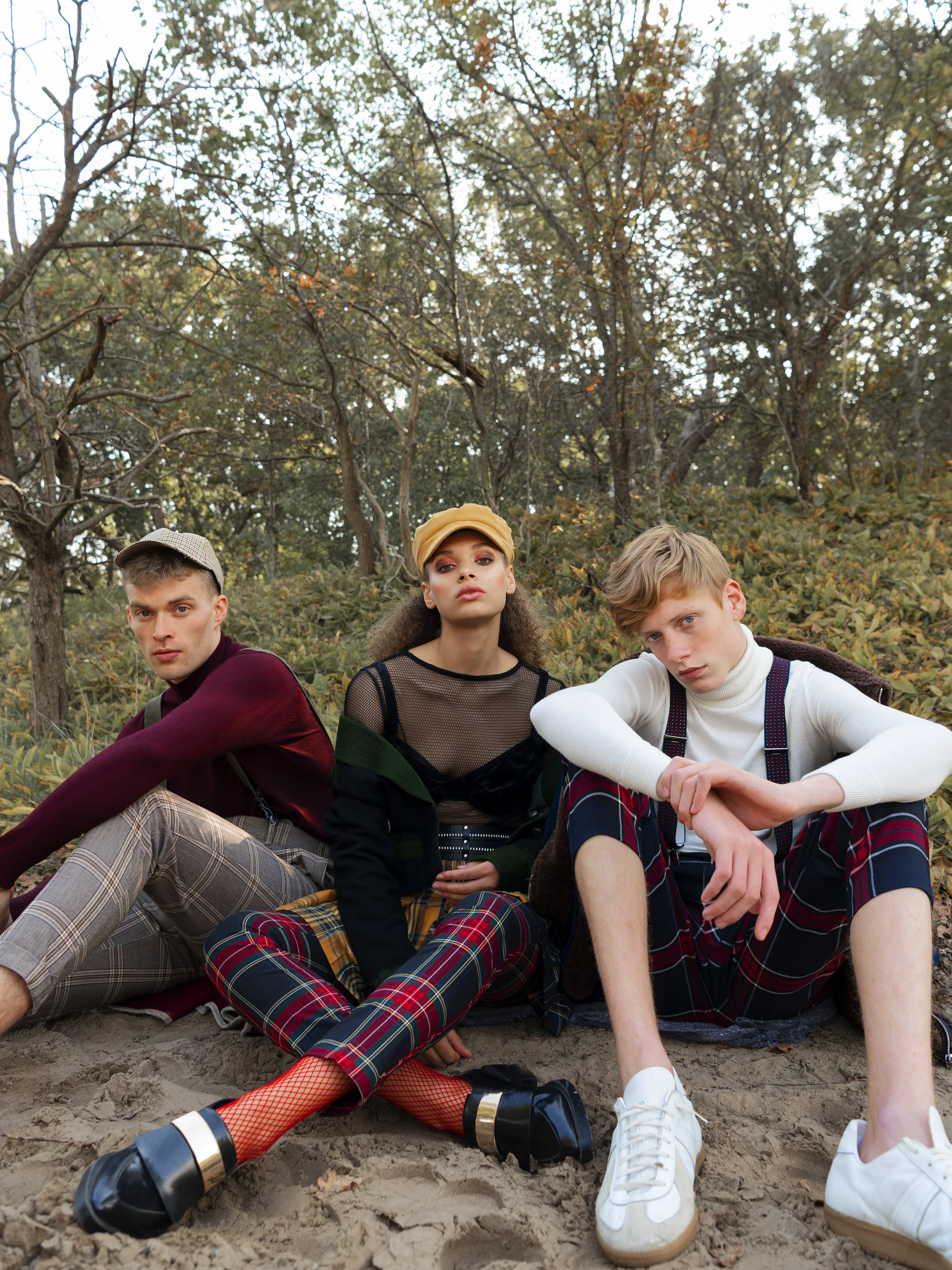 On left: hat Pull&Bear, turtle neck Bershka, pants Bershka, suspenders stylist wardrobe. In the middle: hat Stradivarius, bra and blouse stylist wardrobe, jacket stylist wardrobe, pants and skirt Zara, shoes Zara. On the right turtle neck River Island, pants Bershka, suspenders and shoes stylist wardrobe.