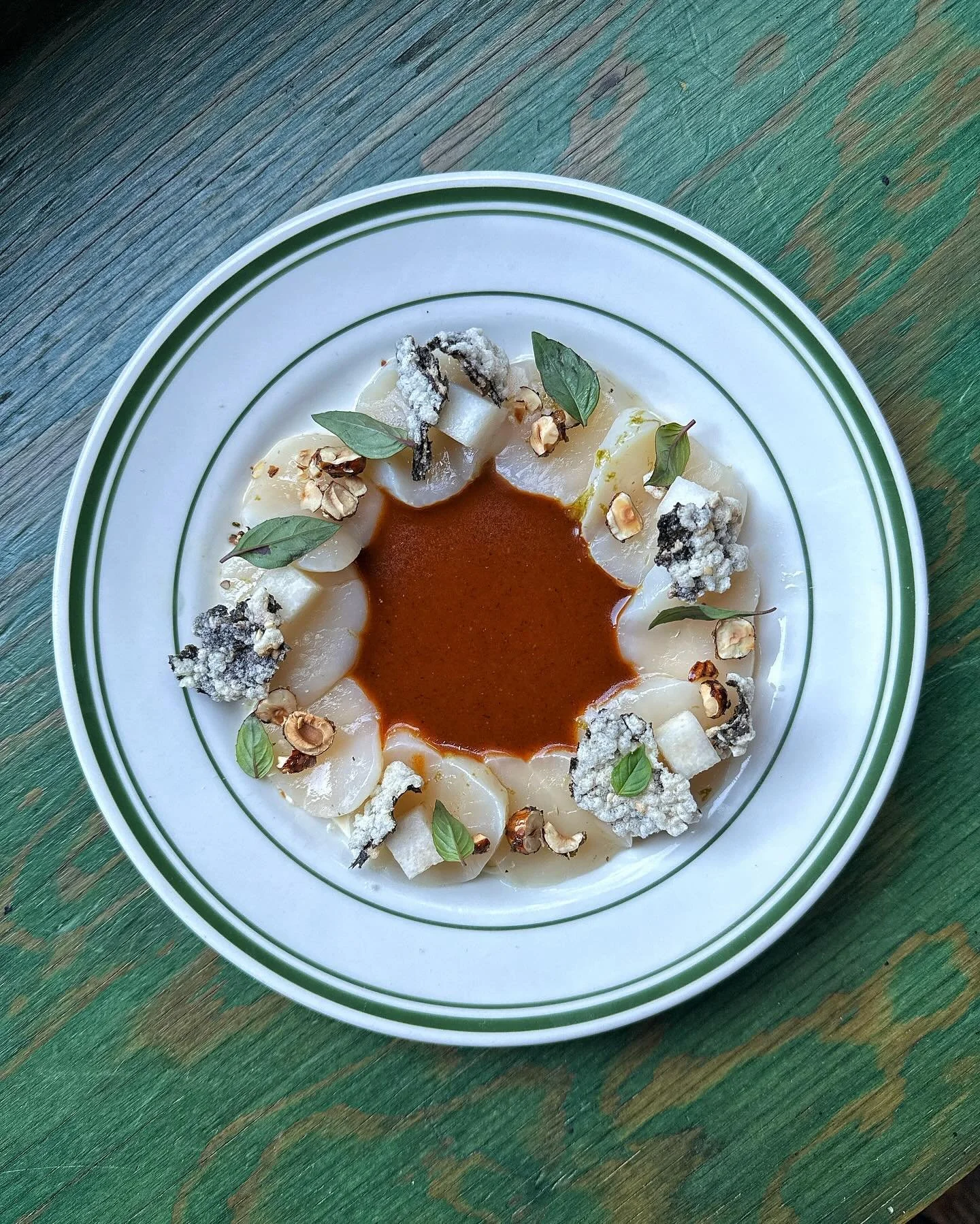 Hokkaido Scallop Crudo, Lime Infused Olive Oil, Fermented Chili Vinaigrette, Marinated Pear, Citrus Candied Hazelnuts, Fried Nori and Thai Basil

🌿 🍽️🌶️🍋&zwj;🟩💥🦪🥂⏰

@pastalamano x @patandbettys = aaron (@johnnytorpedo) &amp; mike (@chefpigot)