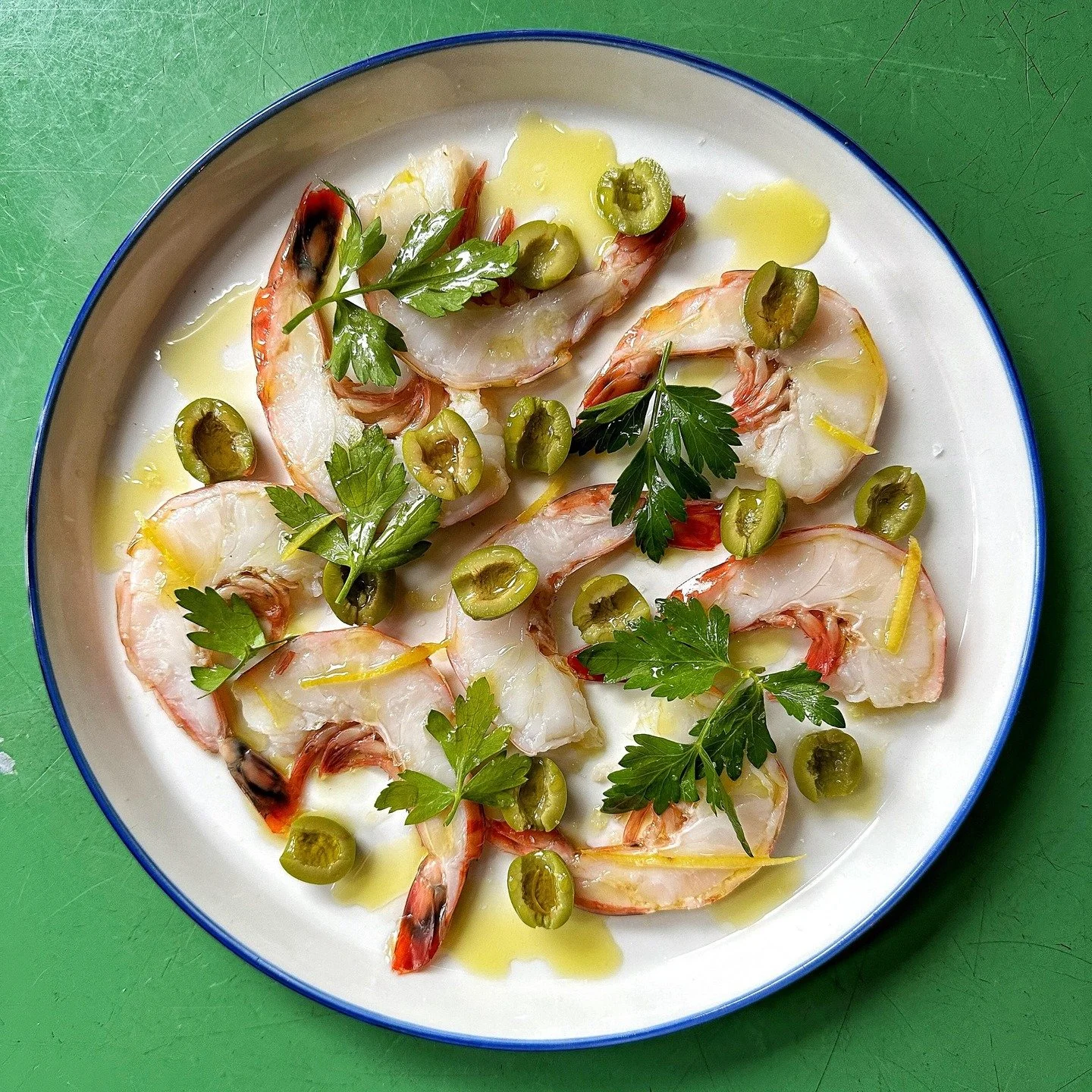 Poached Shrimp, Spicy Gin Martini Verjus, Preserved Lemon, Castelvetrano Olives, Flat Leaf Parsley and Sicilian Olive Oil

🌱🧨🫒🦐🍸🌶️🍋💚

@pastalamano X @patandbettys pop-up @_bartartare with Chef @christopherdavidhyde