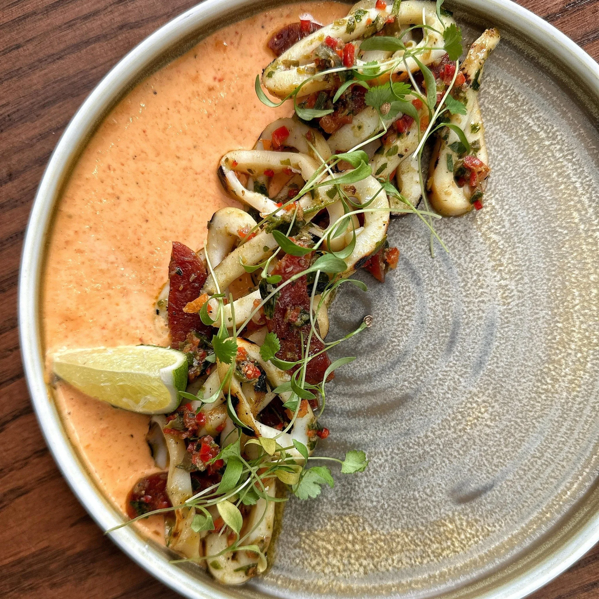 Grilled, Orange &amp; Buttermilk Marinated Pacific Squid, Fried Chorizo, Herb Pistou, Brunoise Peppers, Coriander, Lime Leaf, Chili Aioli

🍽️🌶️🫶🦑🌱🔥

@patandbettys