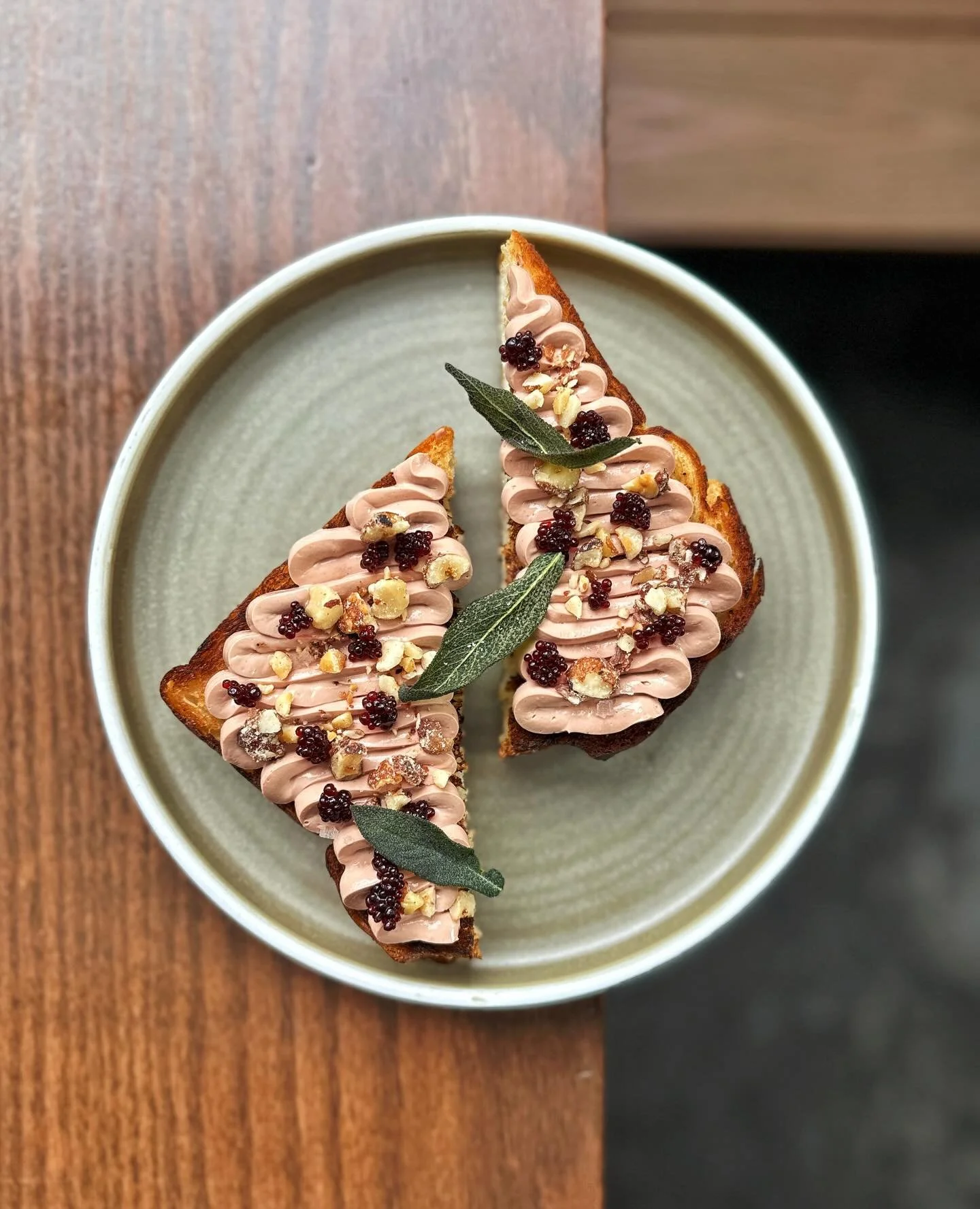 Chicken Liver Mousse, Beef Tallow Buttered Brioche, Cassis &amp; Ruby Port Pearls, Orange Zest Candied Hazelnuts and Crispy Sage

🍃🍞🍽️🍇🍷✨🐓

@patandbettys