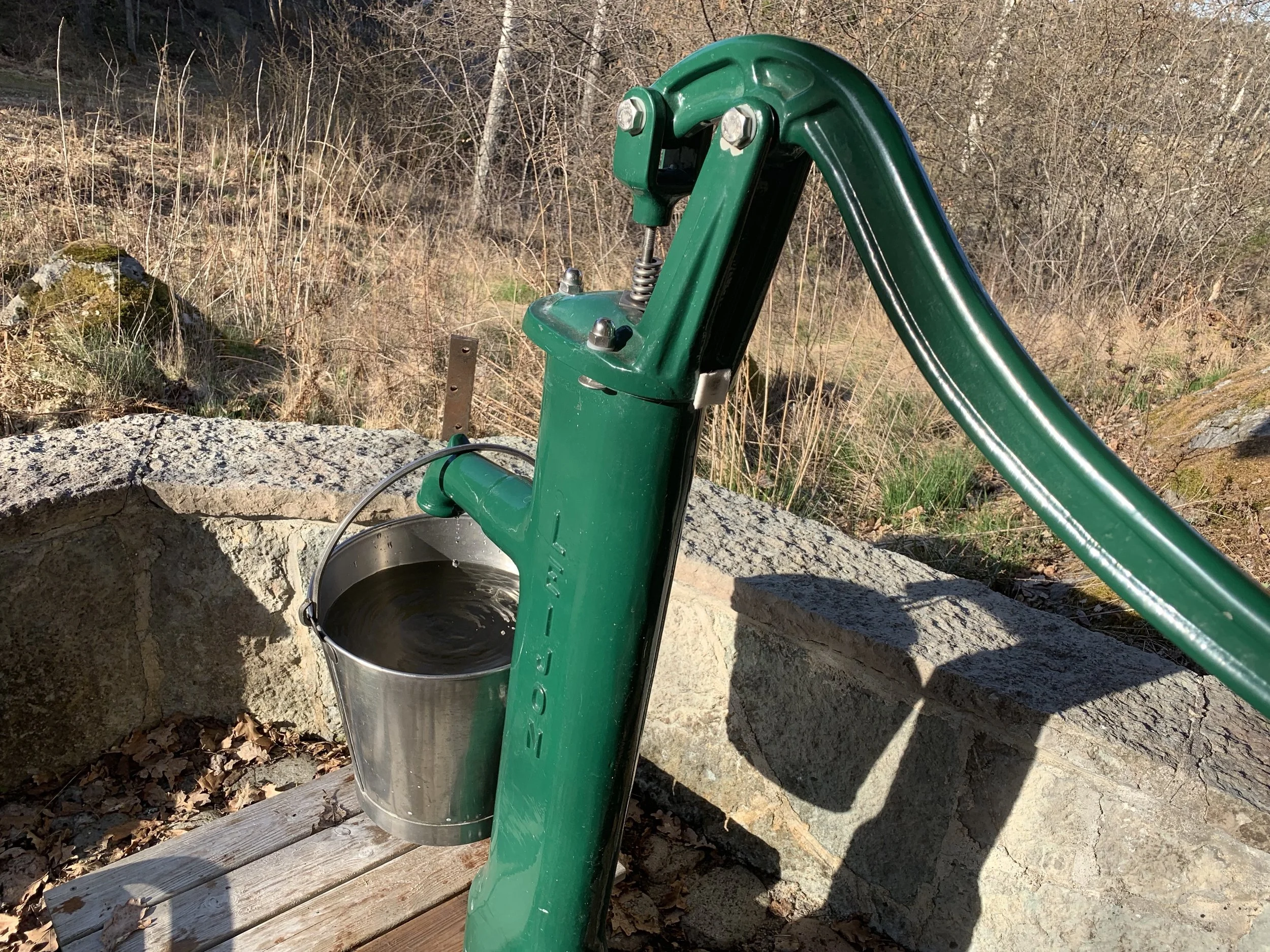 Trasig vattenpump vid uthus B