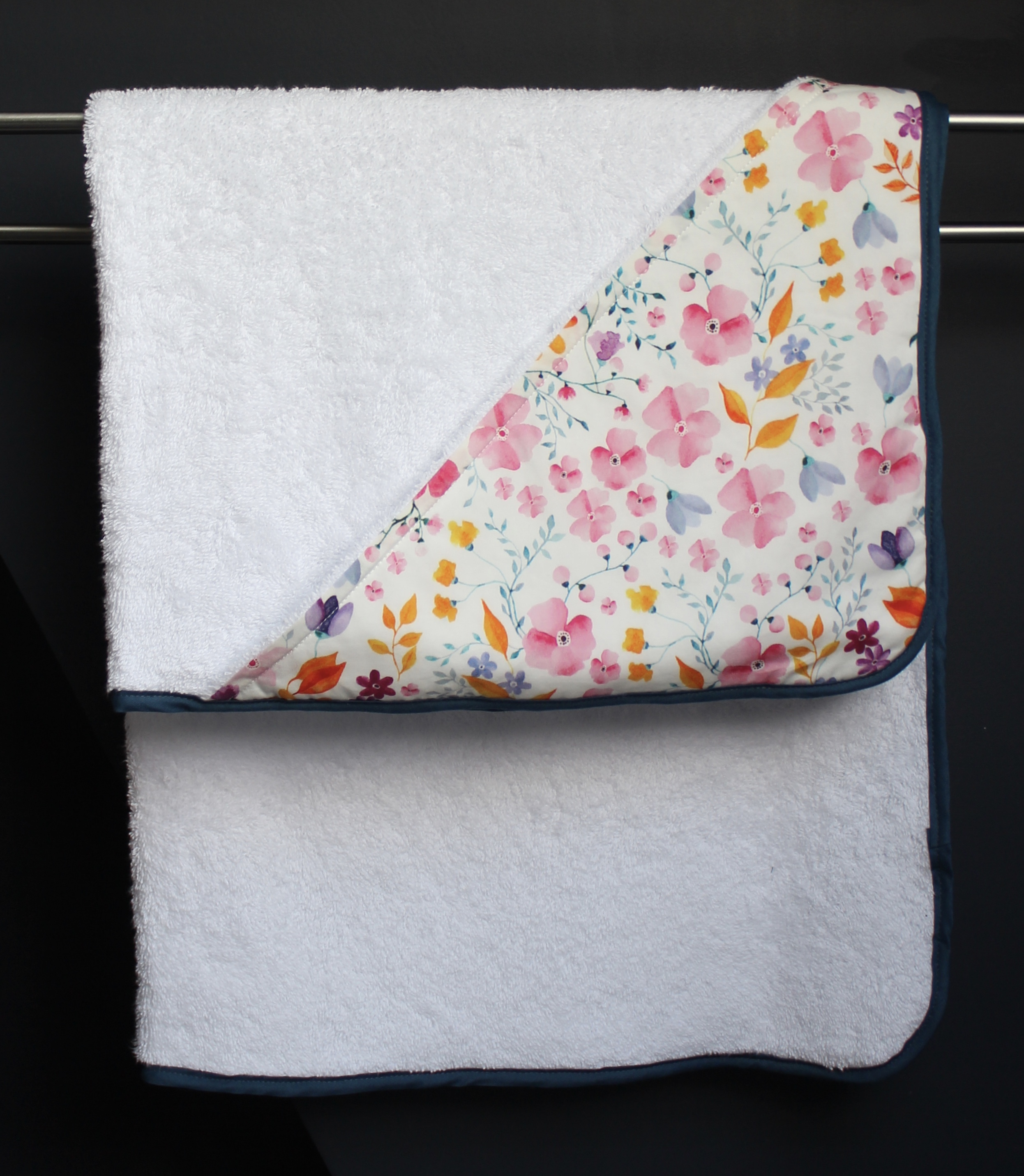 cape de bain fleurs aquarellées biais bleu Telle Mère Tel Fil