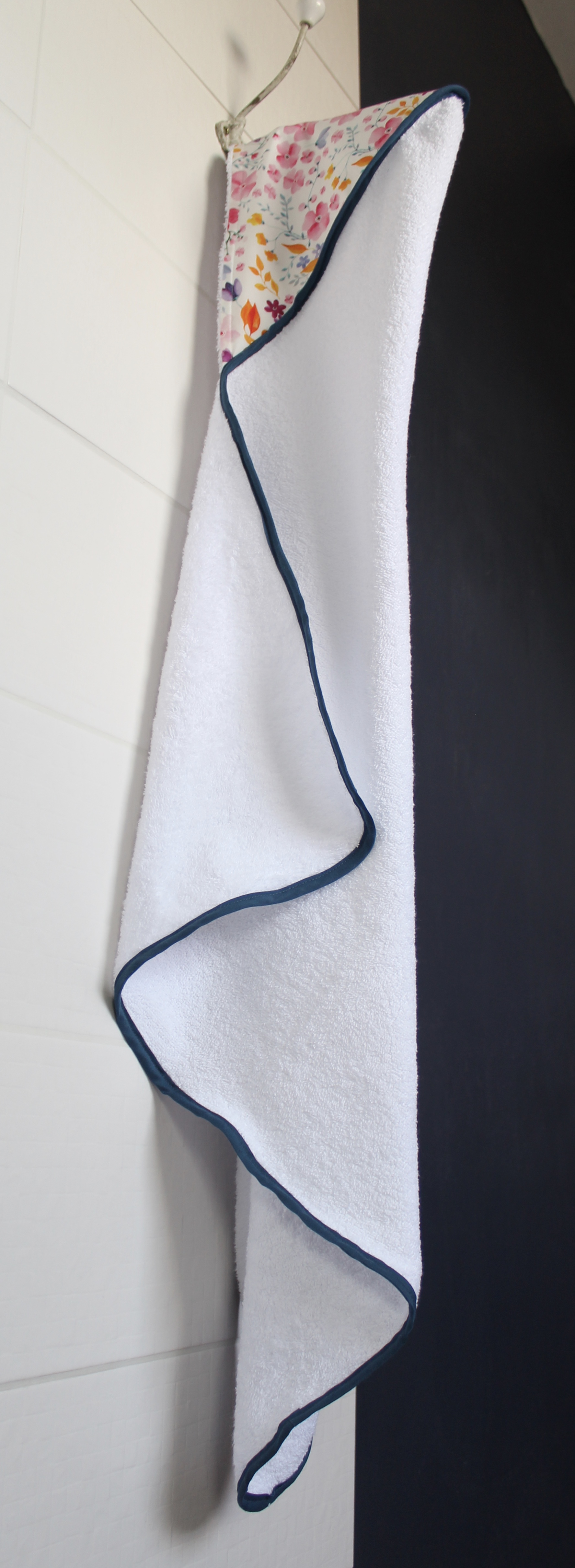 cape de bain fleurs aquarellées biais bleu Telle Mère Tel Fil