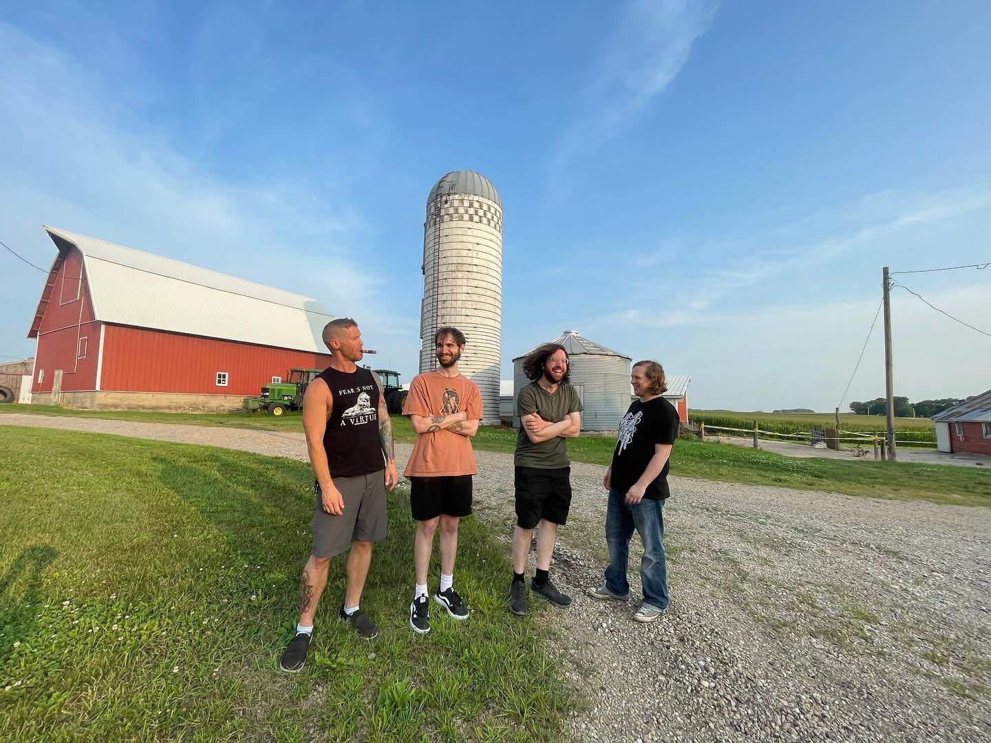 As corn-fed Iowans, it was only a matter of time before we played a gig on a farm. Thanks to Joel Schwichtenberg for organizing Finch Fest '23 and having us on the bill! Tonight we play at @xbklive with @kingbartlettmusic ! Photos by @dottedeyephoto 