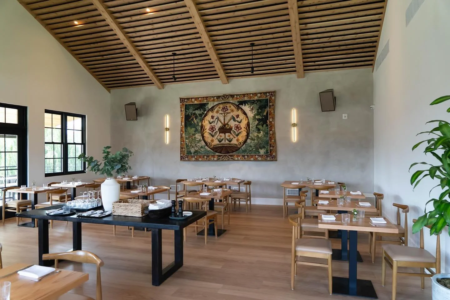 Our neighbors, a farm-to-table restaurant, just tripled their dining space and got a brand new sound!

Apple Street Kitchen in New Jersey completed a major renovation, with Chef Casey Pesce ensuring the sound system matched his vision. 

Clean white 