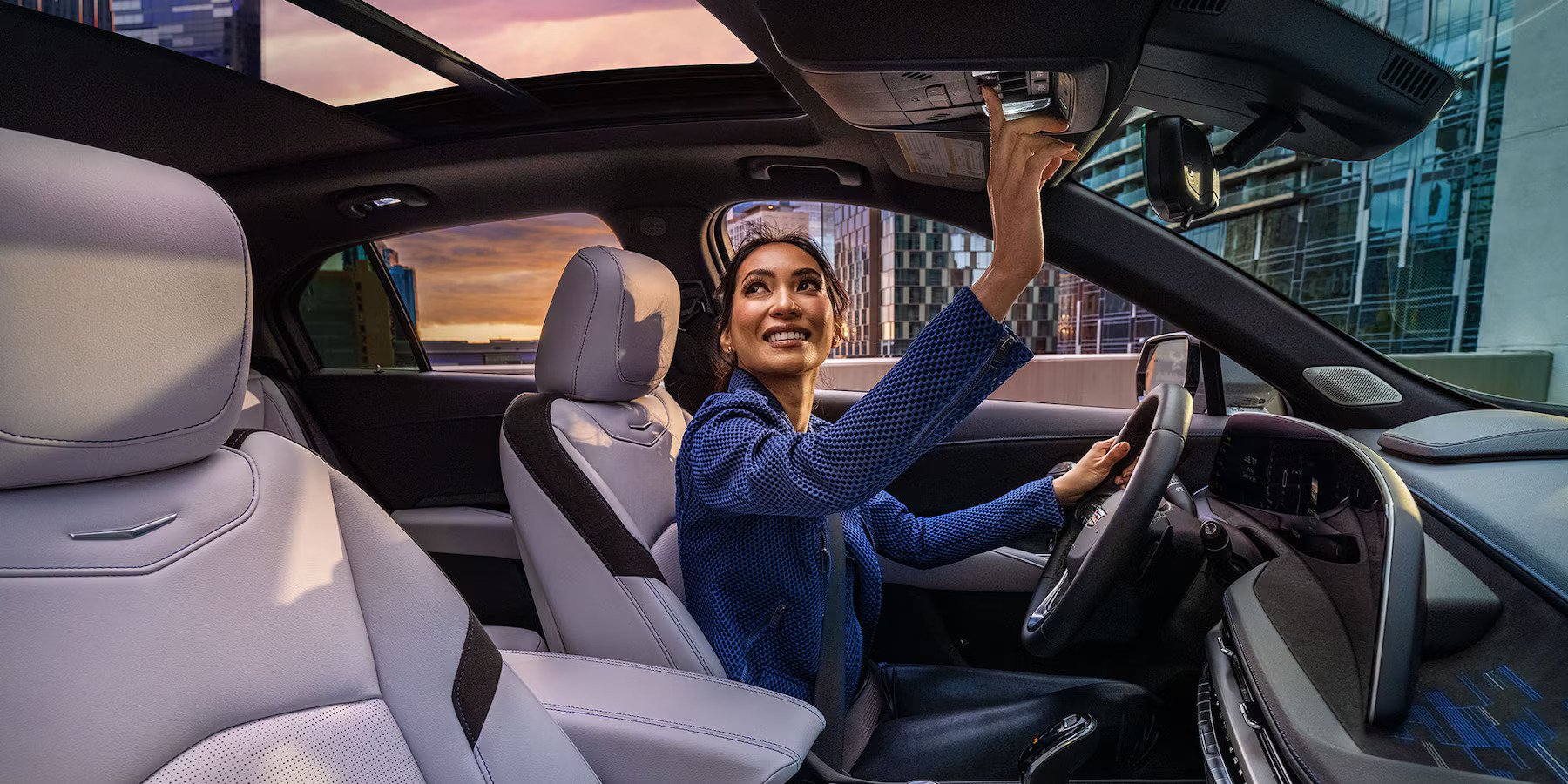 my25-xt4-gallery-modal-interior-sunroof.jpg