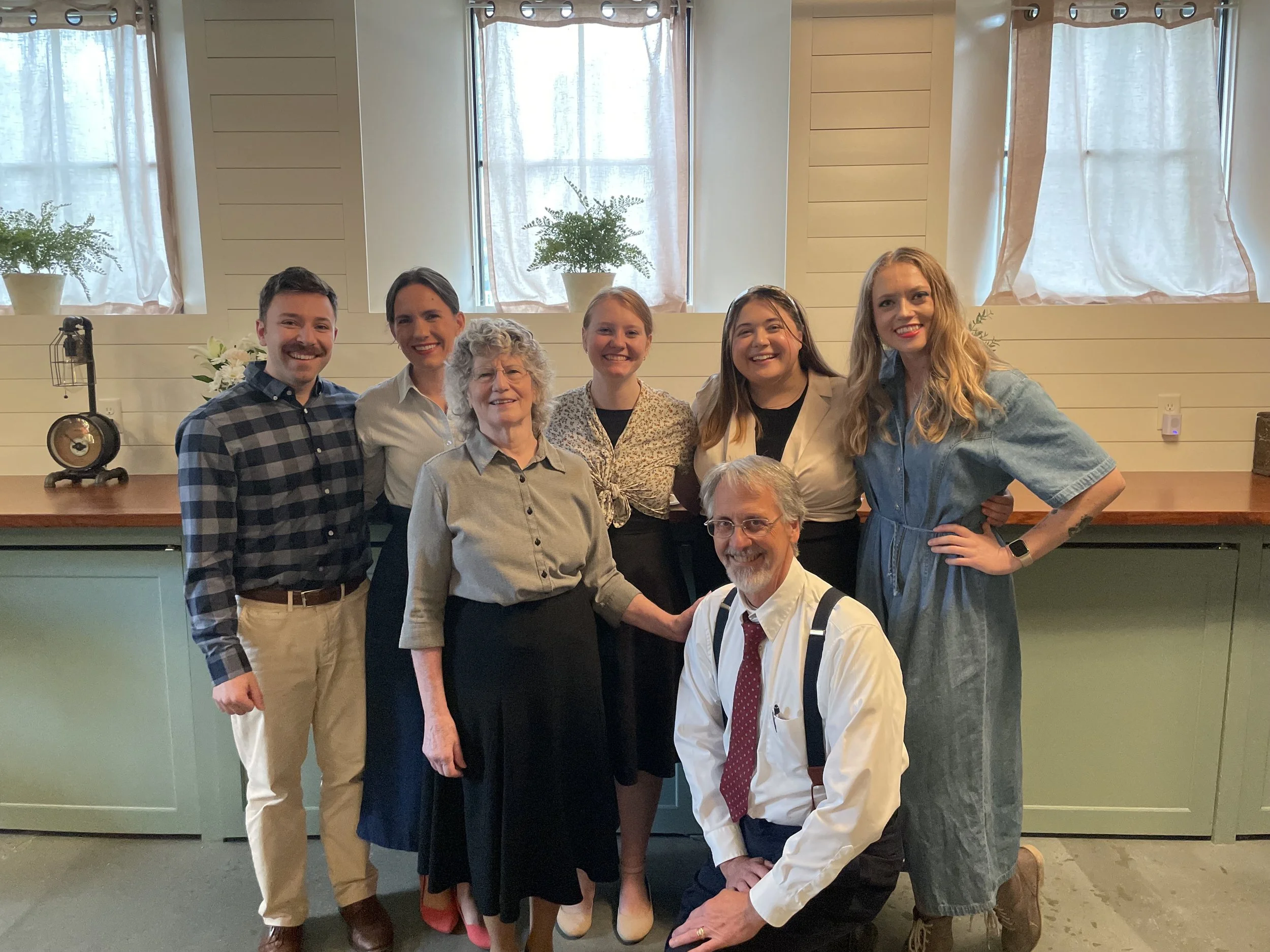 The cast and director of How to Supervise Women