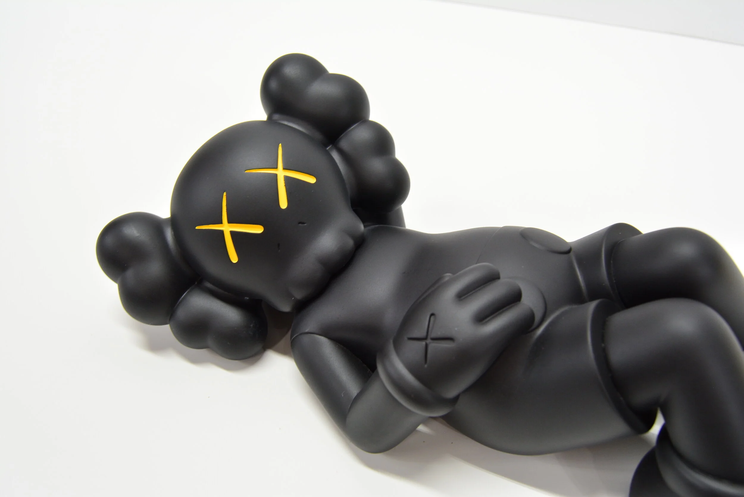 kawsさんのこけし KAWS カウズ HOLIDAY JAPAN kokeshi 1000体限定 こけし ウッド