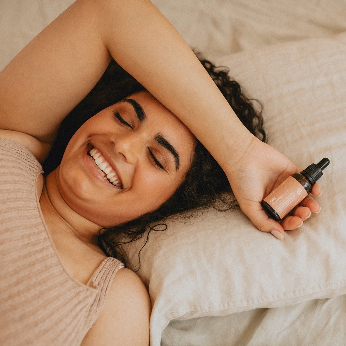 OLA: &lsquo;oh-lah&rsquo;; to live in health, to thrive.

For combination or oily skin. This divine blend of Certified Organic Jojoba oil with potent essential oils will deeply nourish the skin and bring about balance, while leaving behind a hint of 
