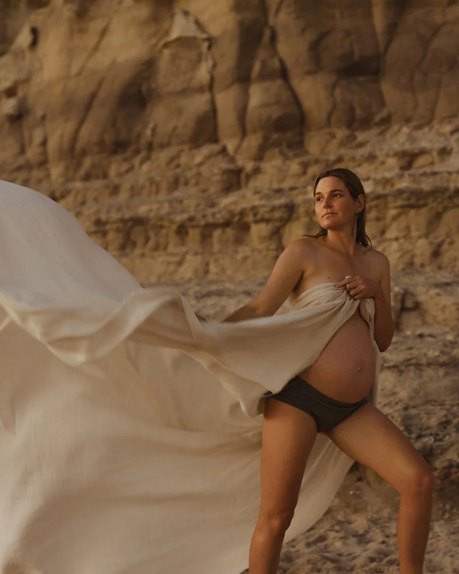 Hānau; to give birth, to bring forth as a mother.

An alchemy of dynamic oils containing high concentrations of vitamins, essential fatty acids and antioxidants to increase the nutrient content of cells. 

This luxurious blend promotes presence and a