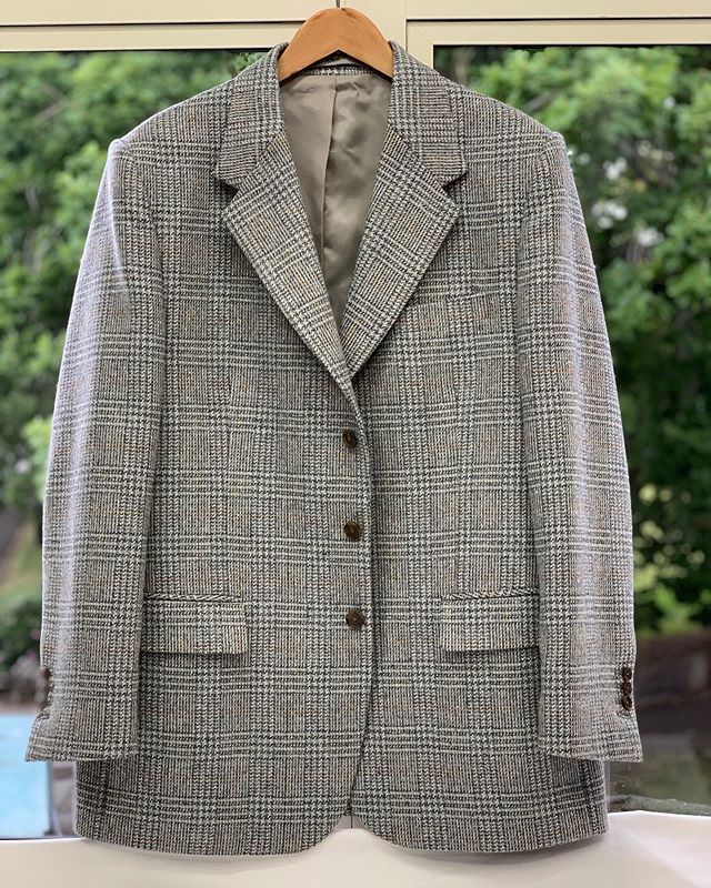 Woolen tweed jacket for the cold weather.