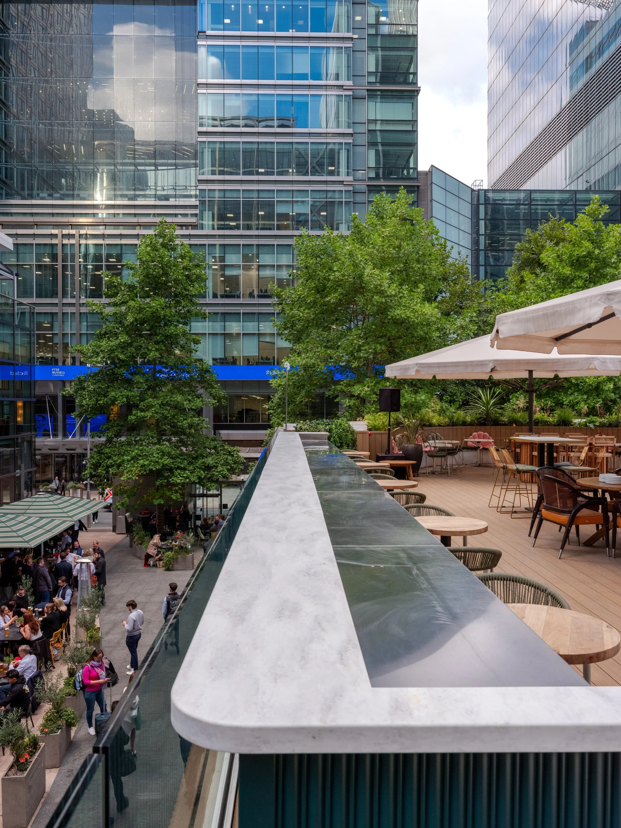 Oasis Bar Canary Wharf London : Thames & Newcastle Givanni Associates