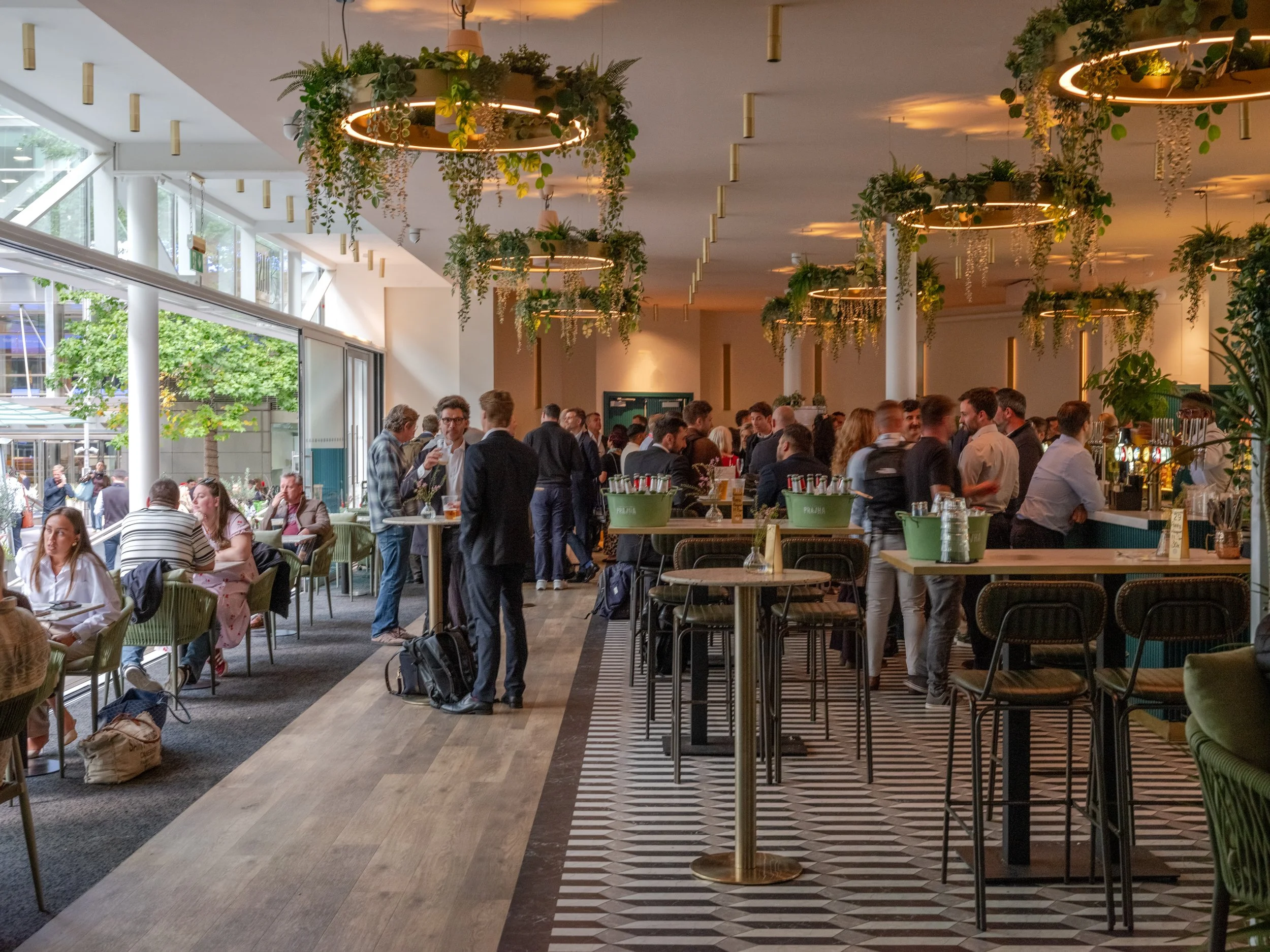 Oasis Bar Canary Wharf London : Thames & Newcastle Givanni Associates