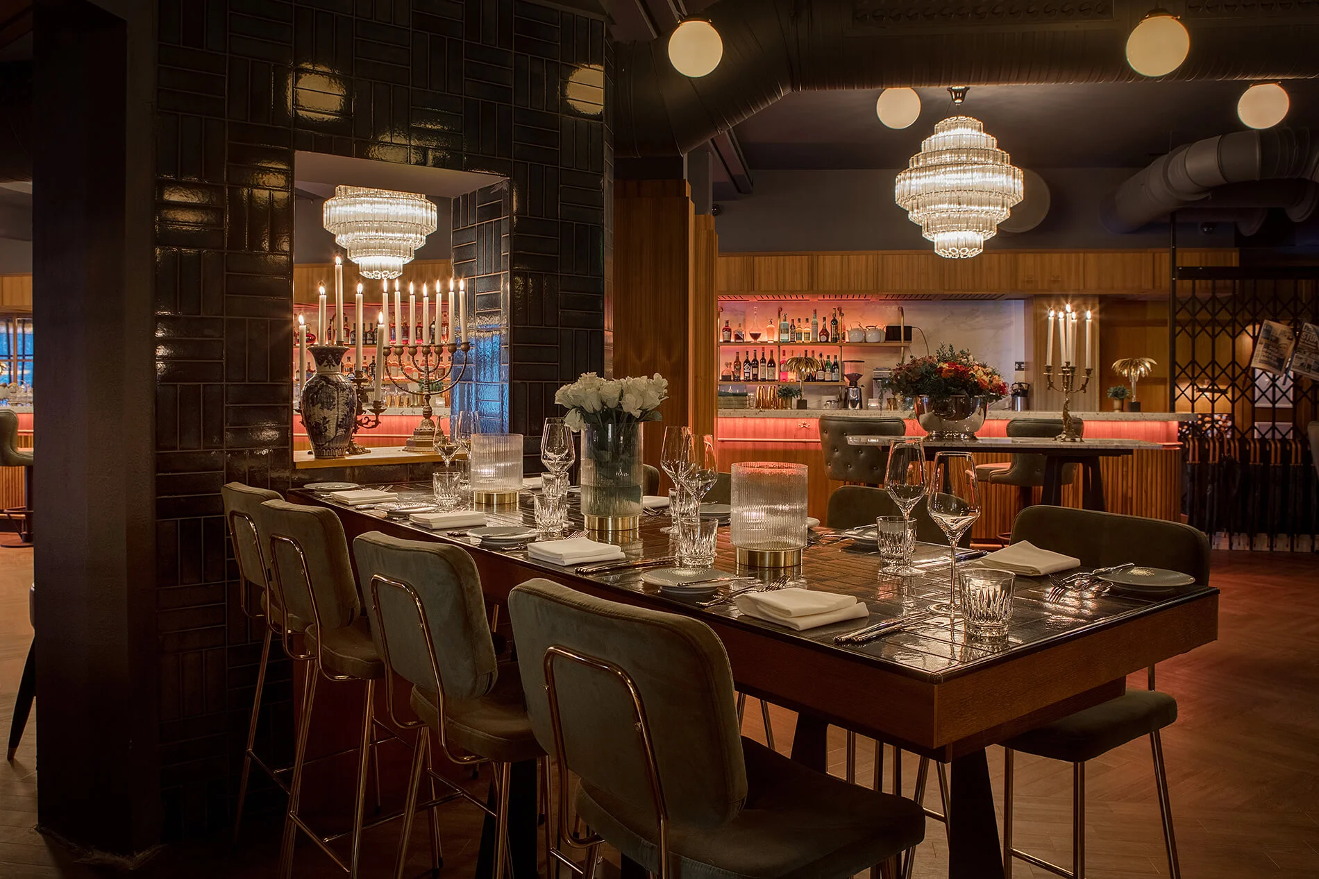 Bygdøy Allé 3 er en unik og lekker møteplass på Frogner i Oslo. Kaffebar med lunsjservering, lounger, restaurant, vinterhage med egen bar og terrasse, scene med underholdning – alt under ett og samme tak. Her kan du kombinere jobb med en deilig lunsj, nyte et godt måltid i restauranten, eller kose deg i en av cocktail-barene. Du kan til og med gjøre alt på samme dag.