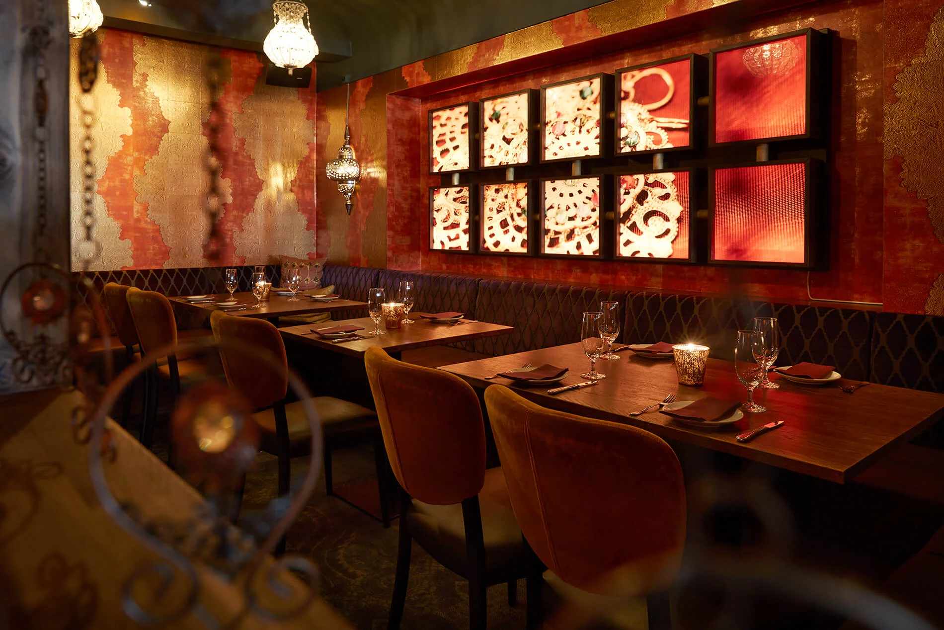 Indisk avantgarde midt i Oslo. Restauranten Mantra, som tidligere het Mr. India, er et familiedrevet spisested som åpnet i 1993. På Mantra får du en meny full av gode råvarer med eksotiske smaker. Å alltid etterstrebe perfeksjon, både i form av smaksopplevelser, stemning og service, er restauranten sitt mantra.