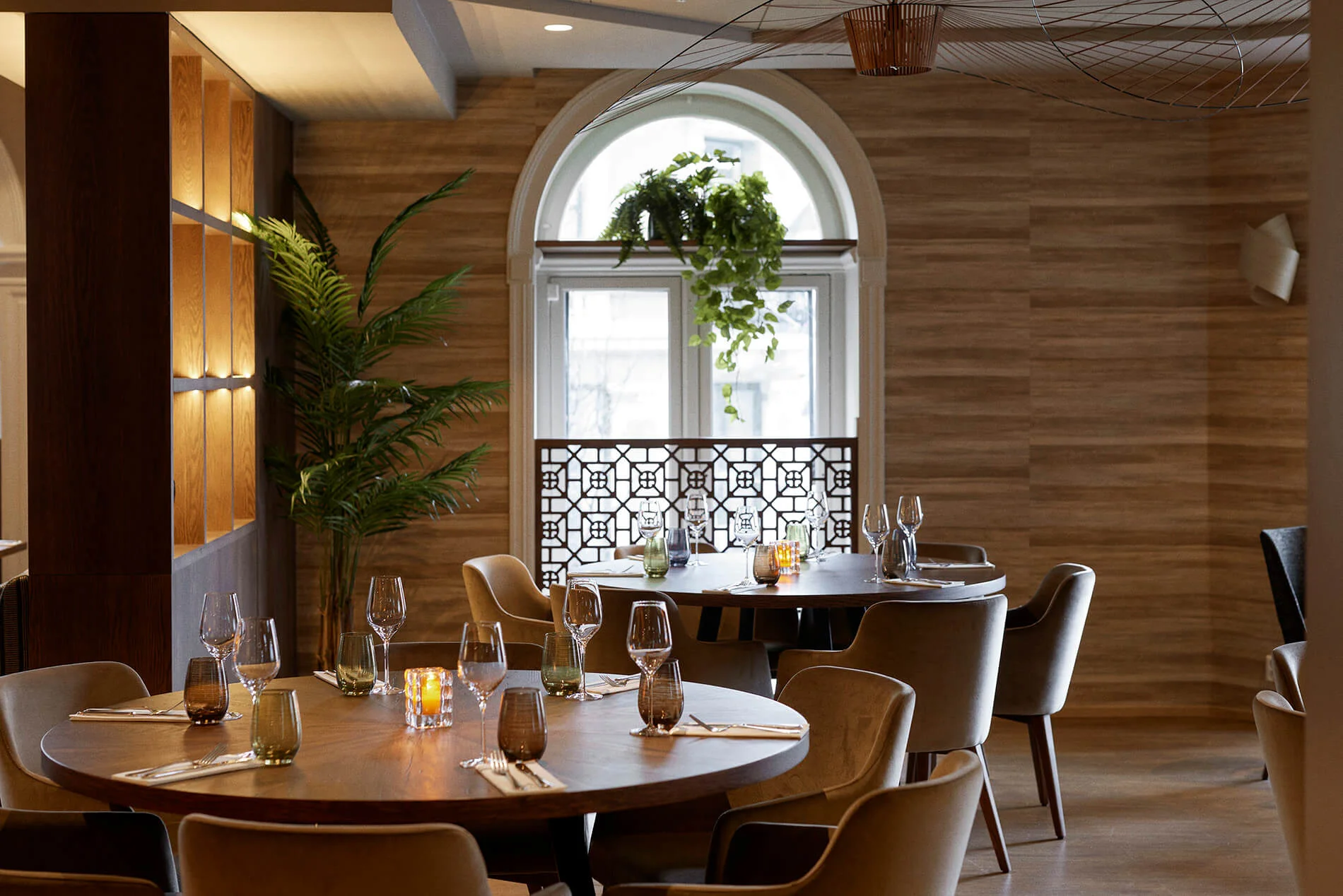 Xich Lo er et nostalgisk symbol i gatebildet i Vietnam og betyr sykkeldrosje. Men du trenger ikke dra lenger enn til Oslo for å finne din egen Xich Lo – i form av en flott restaurant. Her får du nydelig mat med smaker hentet fra det vietnamesiske kjøkken, råvarer fra Norge og videreført fransk matkunst. Du kan også besøke den lekre vin- og cocktailbaren for en forfriskende drink, sake eller vin. Xích Lô uttales Sik-lå, og befinner seg i 3. etasje på EGER.