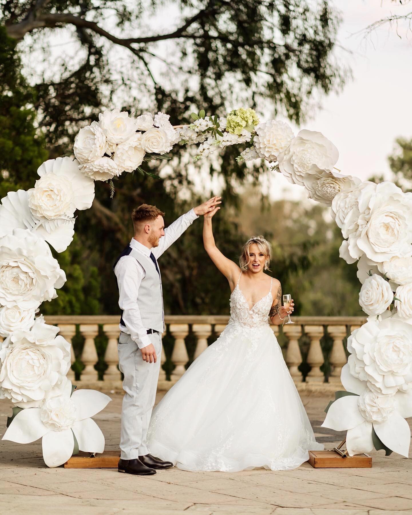 Sammie + Wade + those ginormous white flowers = absolute perfection ✨
