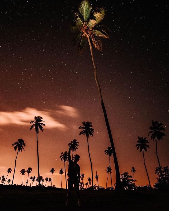 siempre firmes en nuestros principios ✊🏾🌴#playuelanosevende #playuelasedefiende #repost @michaelsauri Look up at the stars and not down at your feet !!!
.
.
#artofvisuals #moodygrams #instagood #instagrammers #instagram  #canonprogear #cameragear #