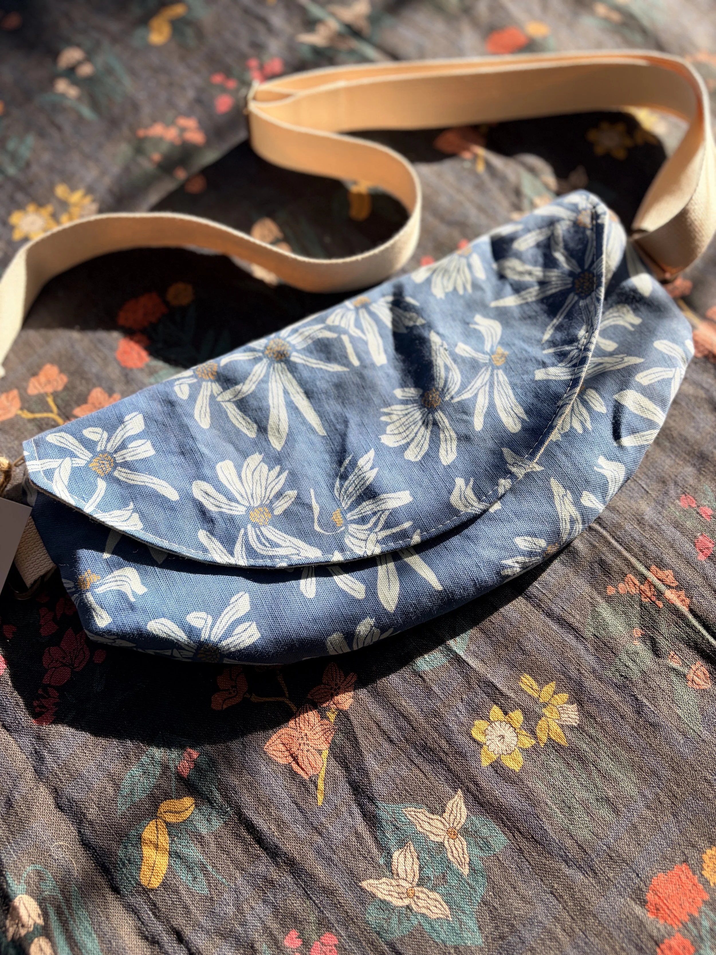 Crescent Crossbody- daisy