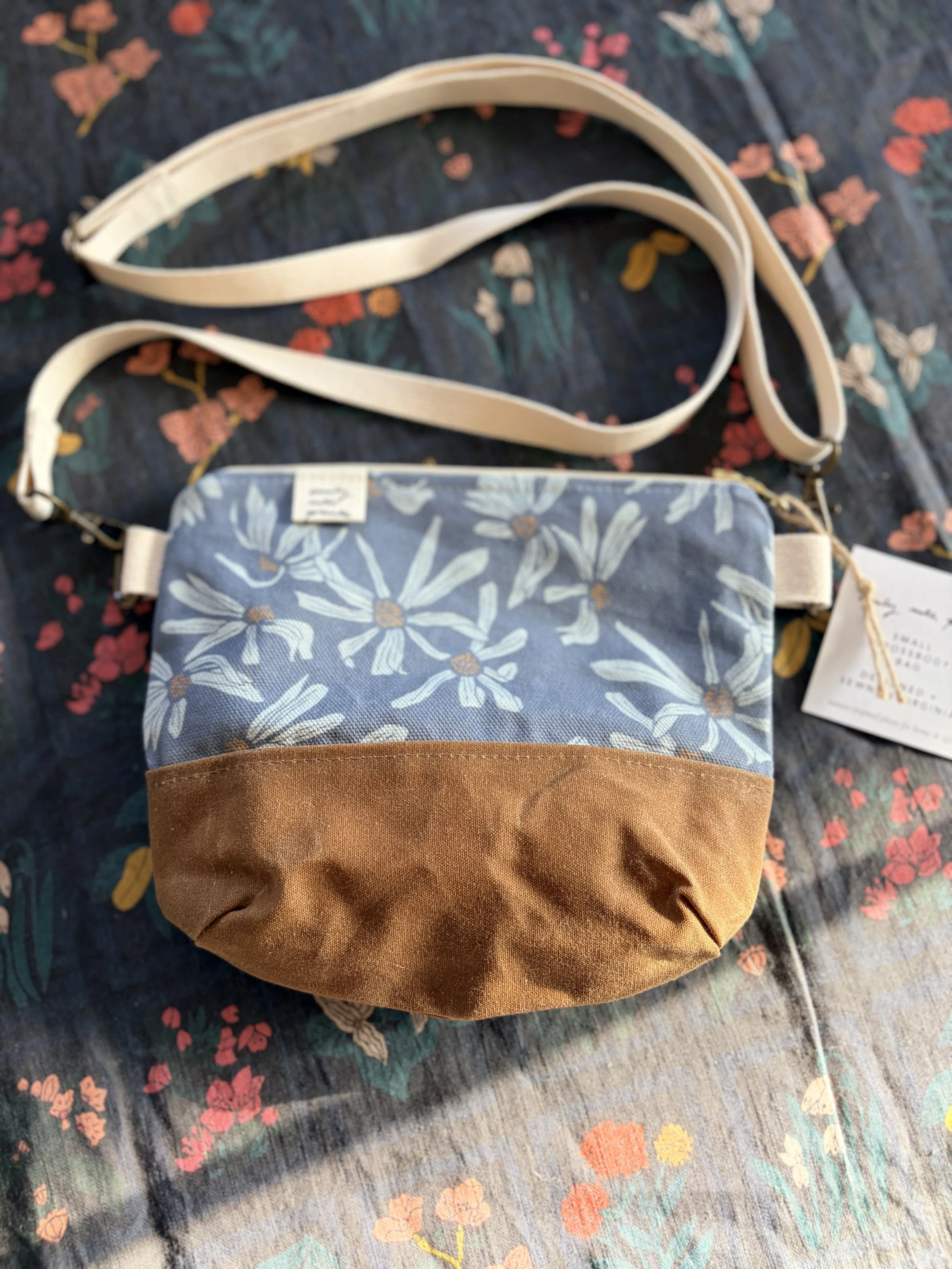 Small Crossbody- Daisy