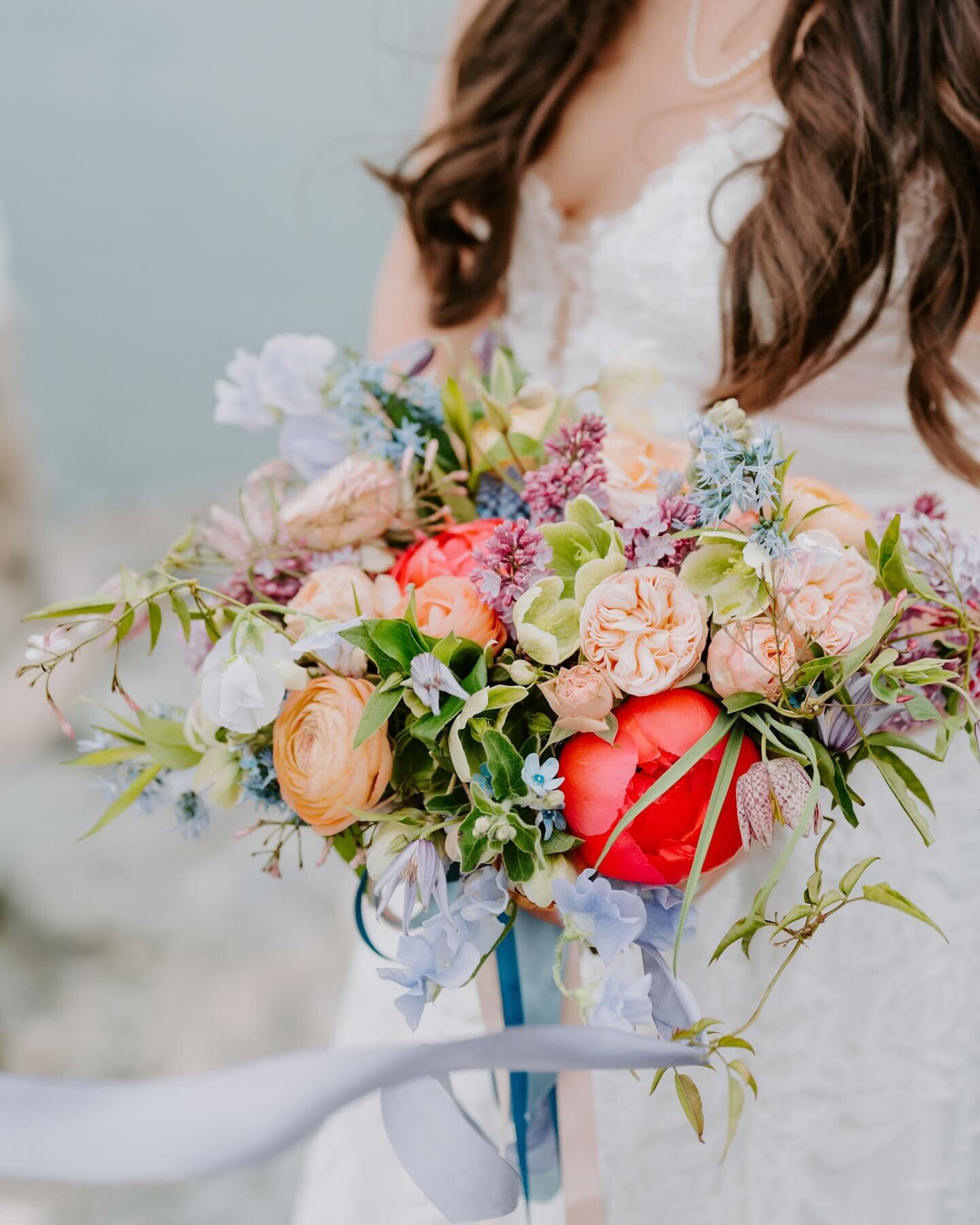 It&rsquo;s officially springtime and I&rsquo;m officially ready for all the beautiful florals of the 2024 wedding season! 

Y&rsquo;all know I love a pop of color in a bridal bouquet, but I also love a variety of neutrals! And my all time fav flower 