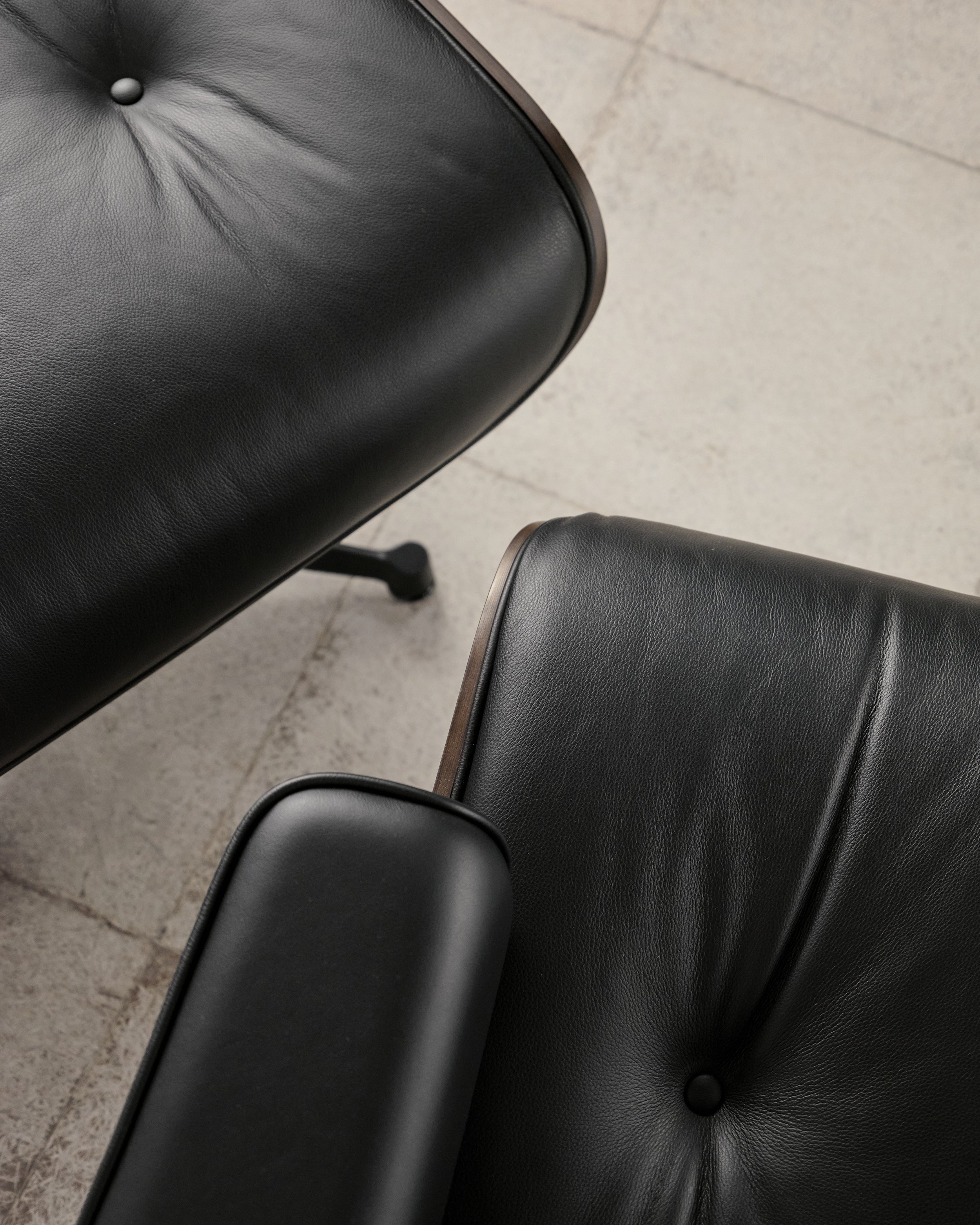 eames-lounge-chair-ottoman-schwarz-black-vitra-mid-century-modern-furniture-mucmodern-23.jpg
