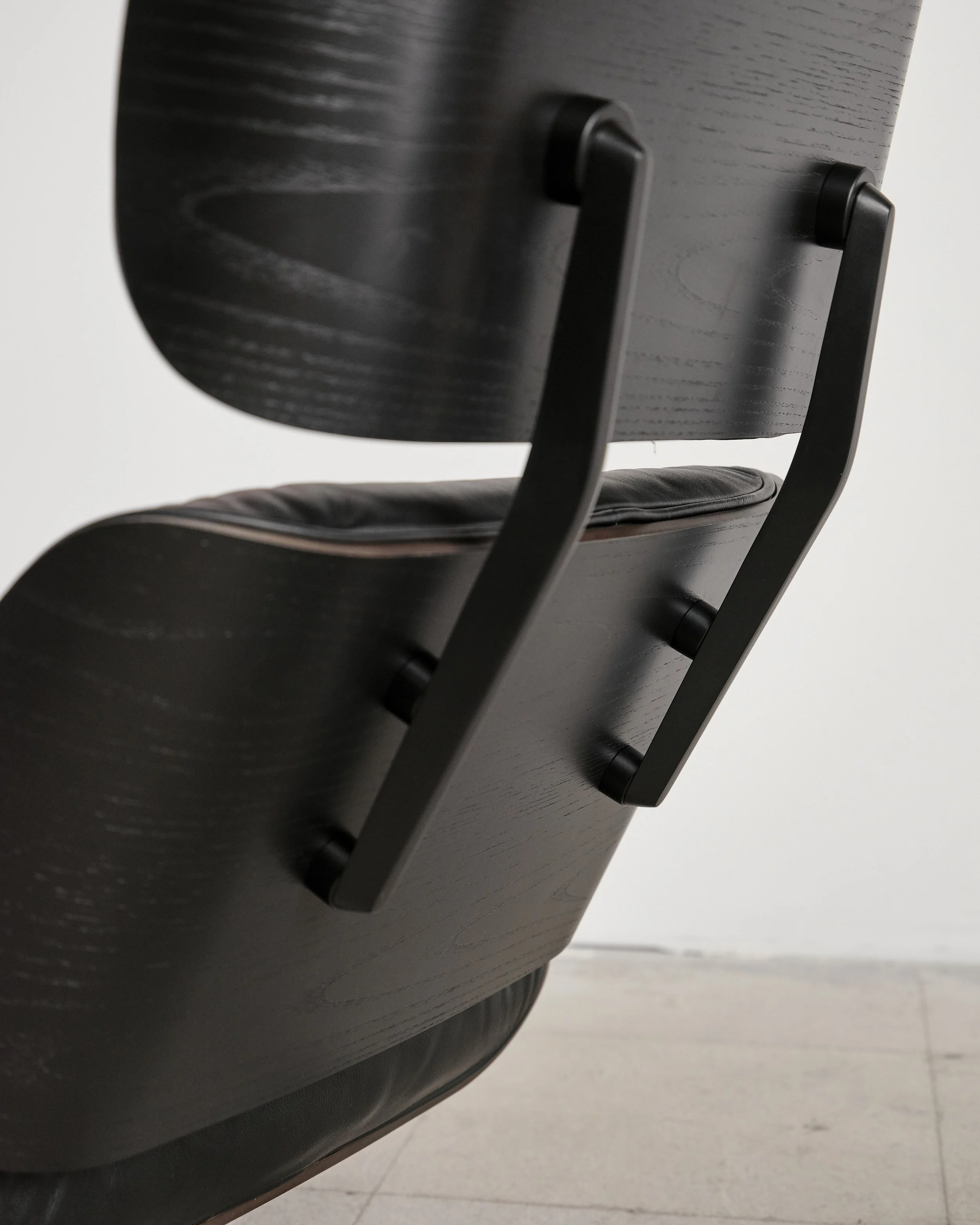 eames-lounge-chair-ottoman-schwarz-black-vitra-mid-century-modern-furniture-mucmodern-28.jpg