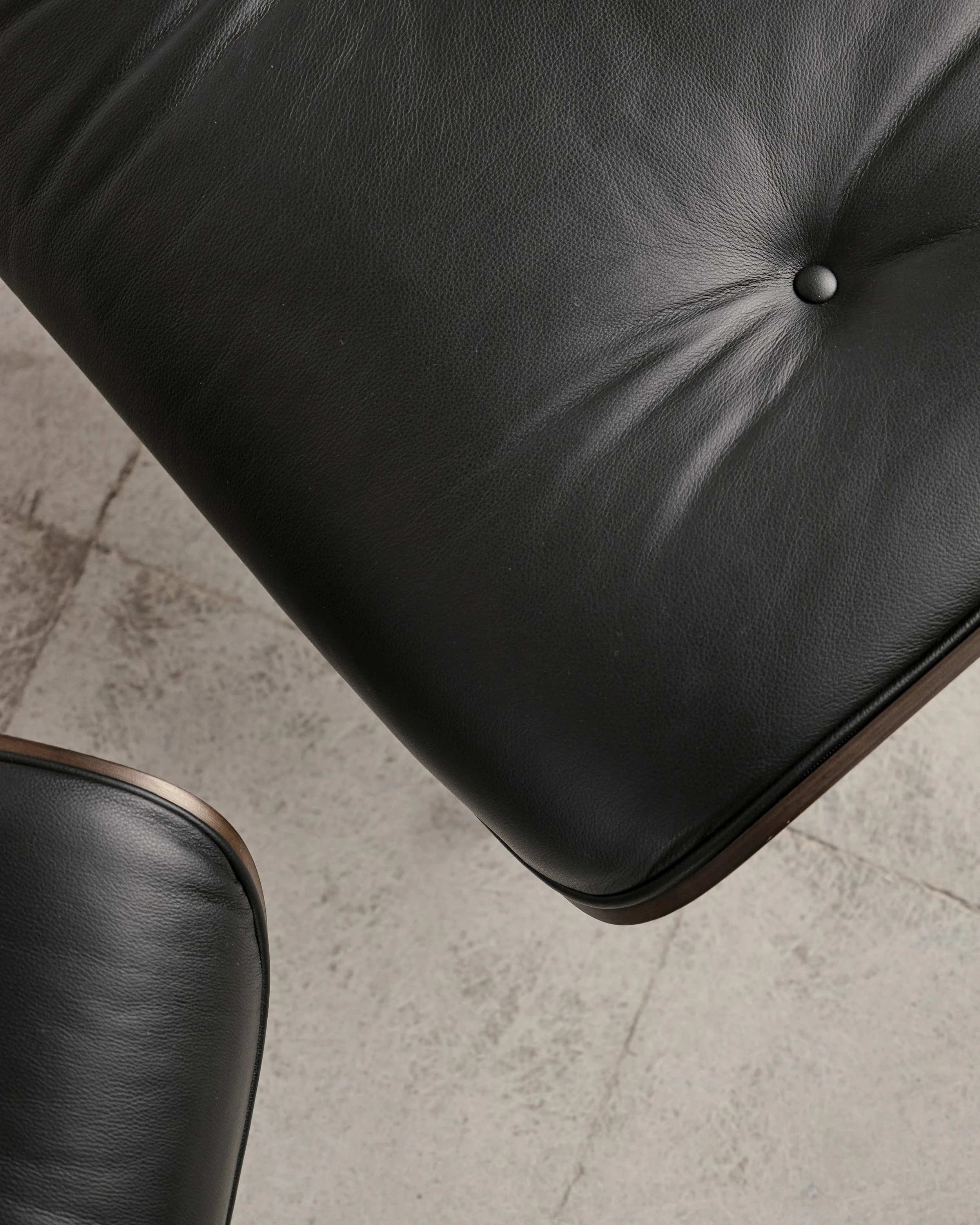 eames-lounge-chair-ottoman-schwarz-black-vitra-mid-century-modern-furniture-mucmodern-21.jpg