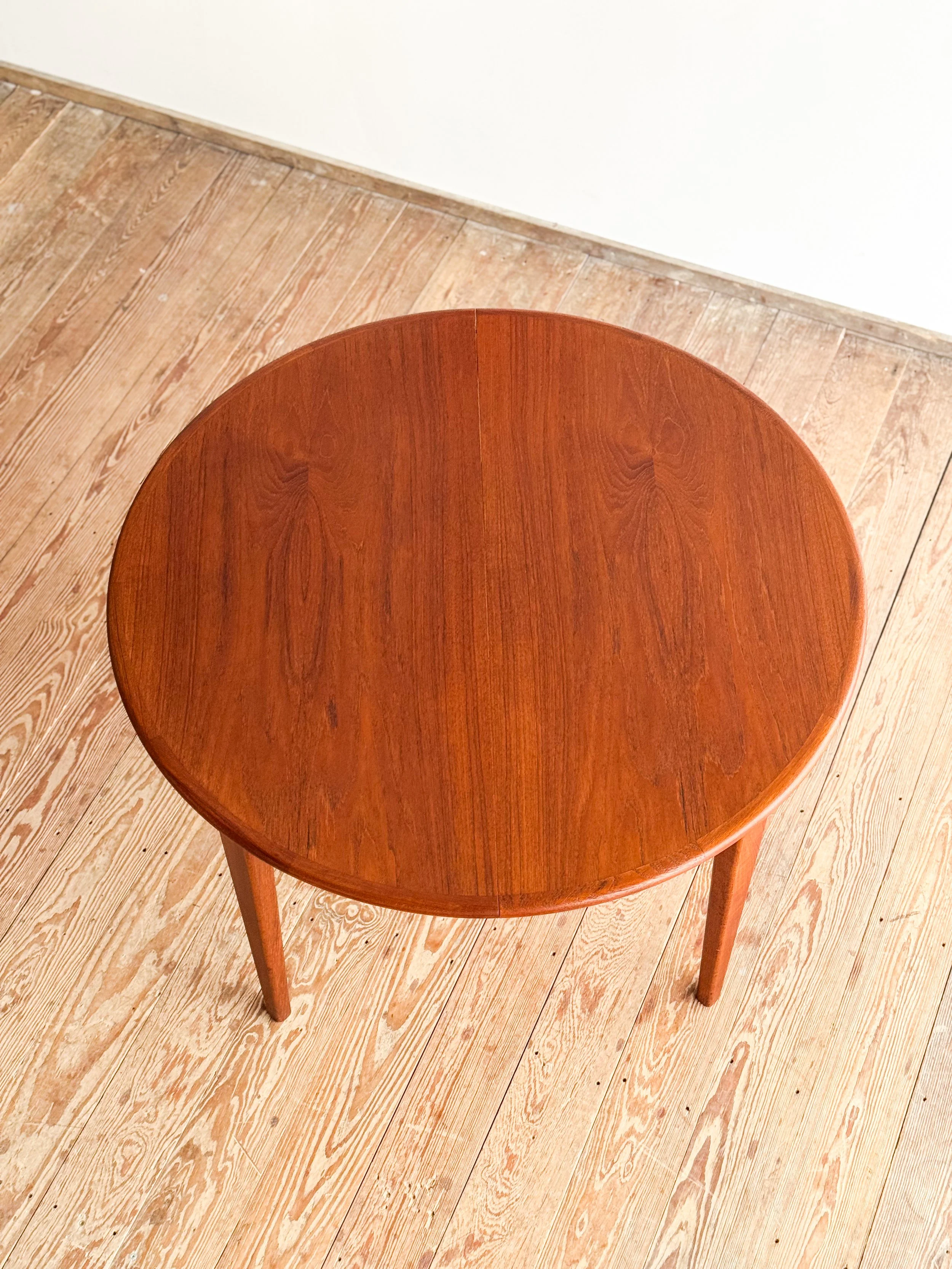 Erweiterbarer-runder-Esstisch-table-mid-century-modern-furniture-mucmodern-15.jpg