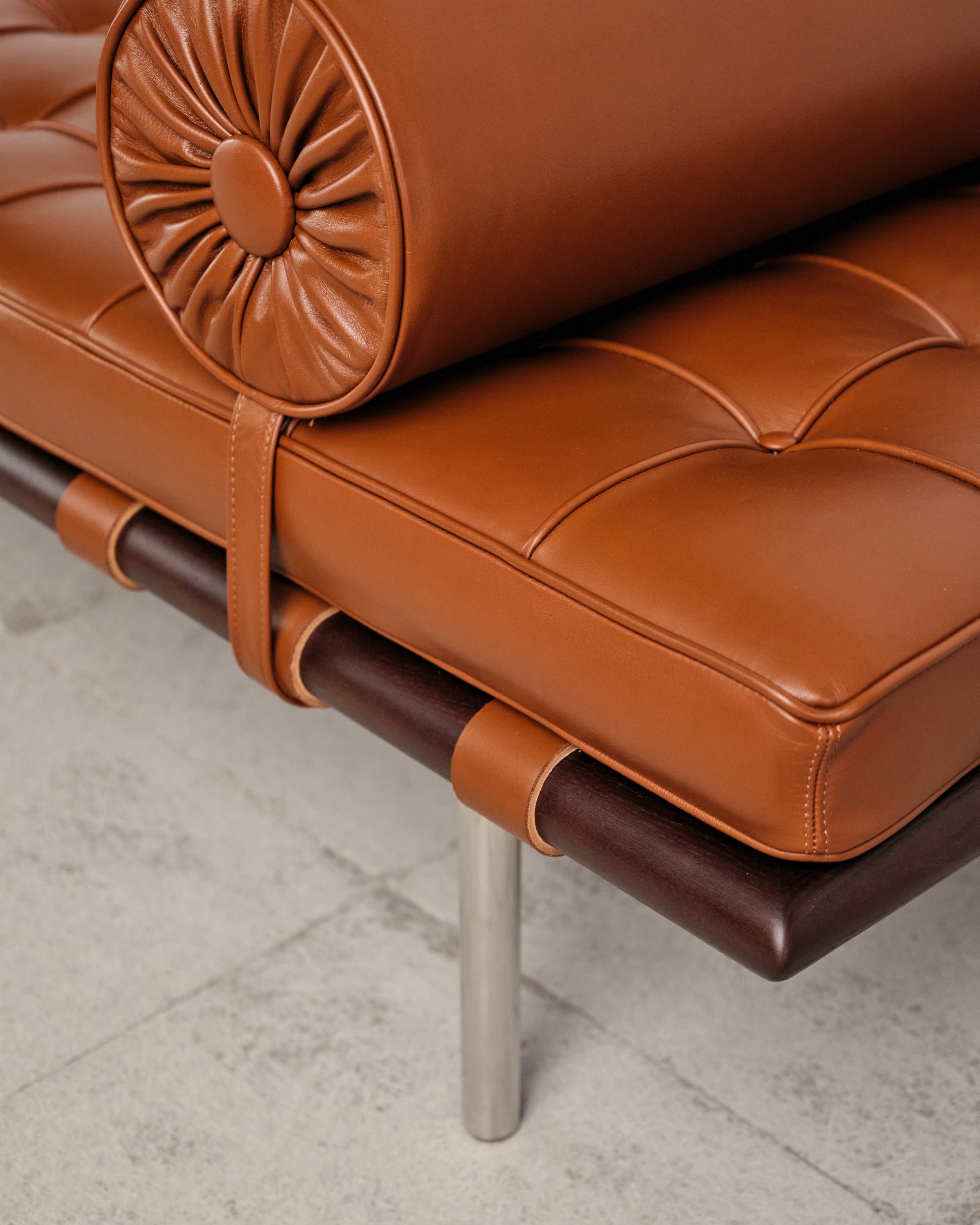 barcelona-liege-daybed-mies-van-der-rohe-knoll-international-bauhaus-mucmodern-36.jpg
