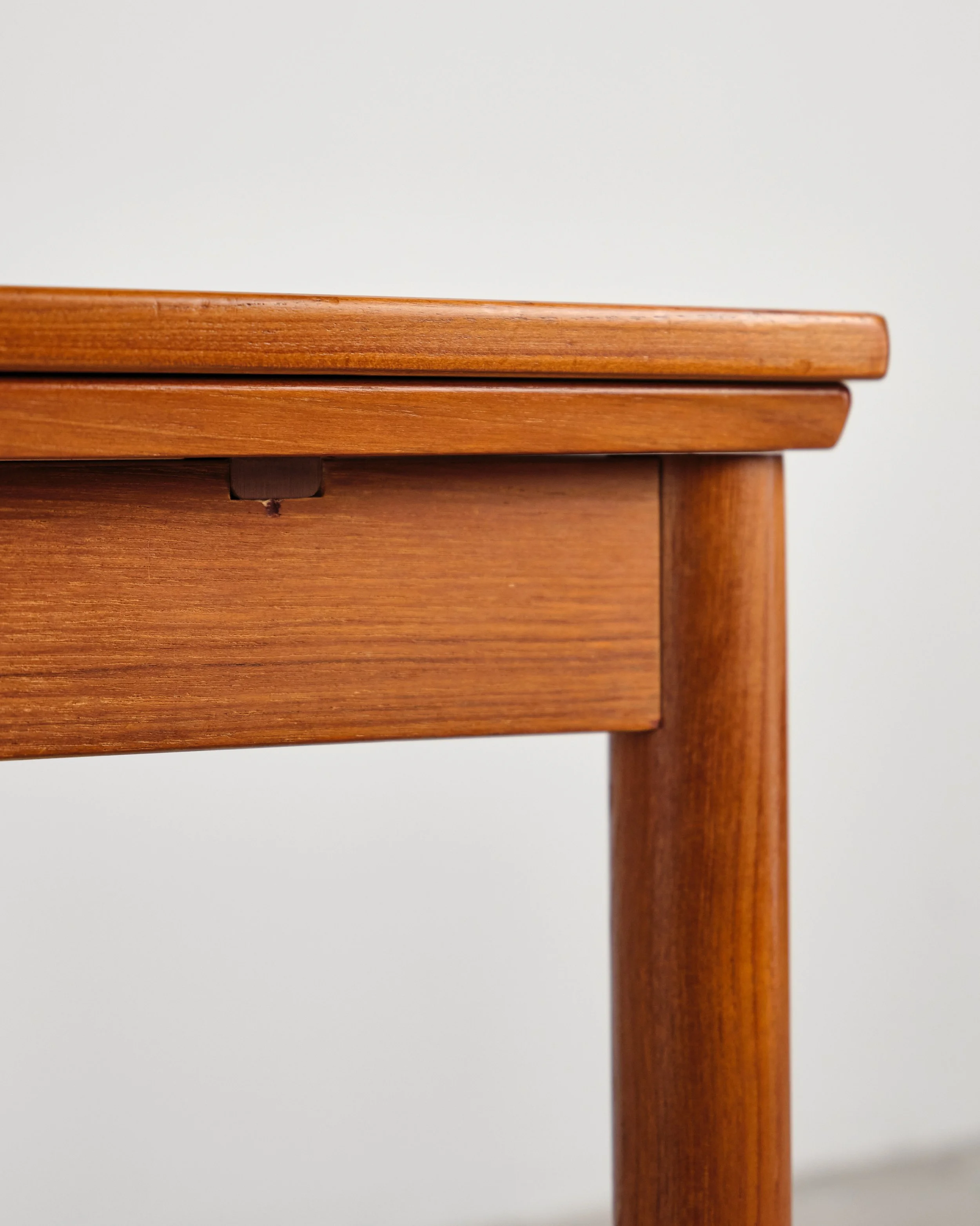 teak-esstisch-tisch-dining-table-teak-hundevad-mid-century-modern-furniture-mucmodern-17.jpg