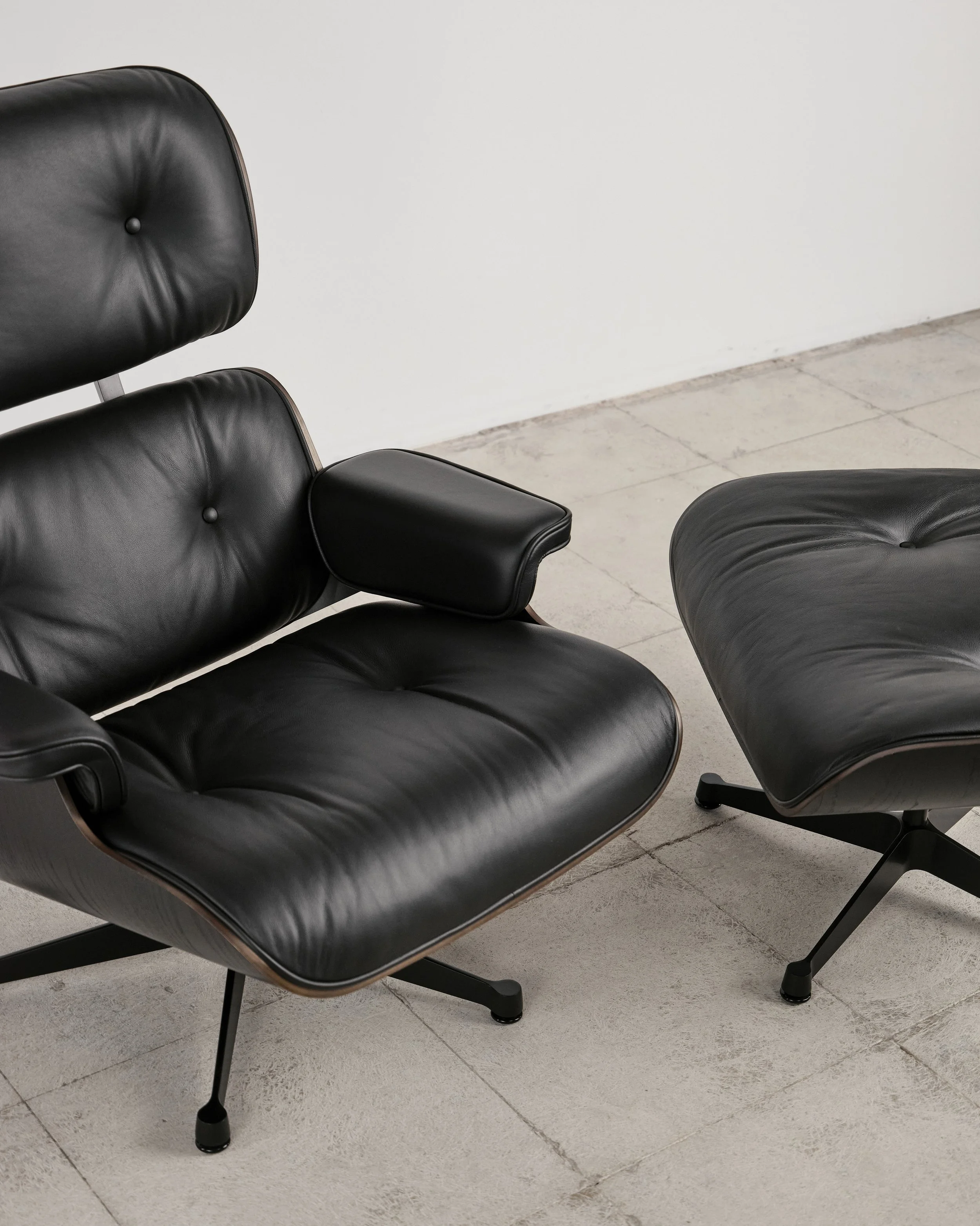 eames-lounge-chair-ottoman-schwarz-black-vitra-mid-century-modern-furniture-mucmodern-24.jpg