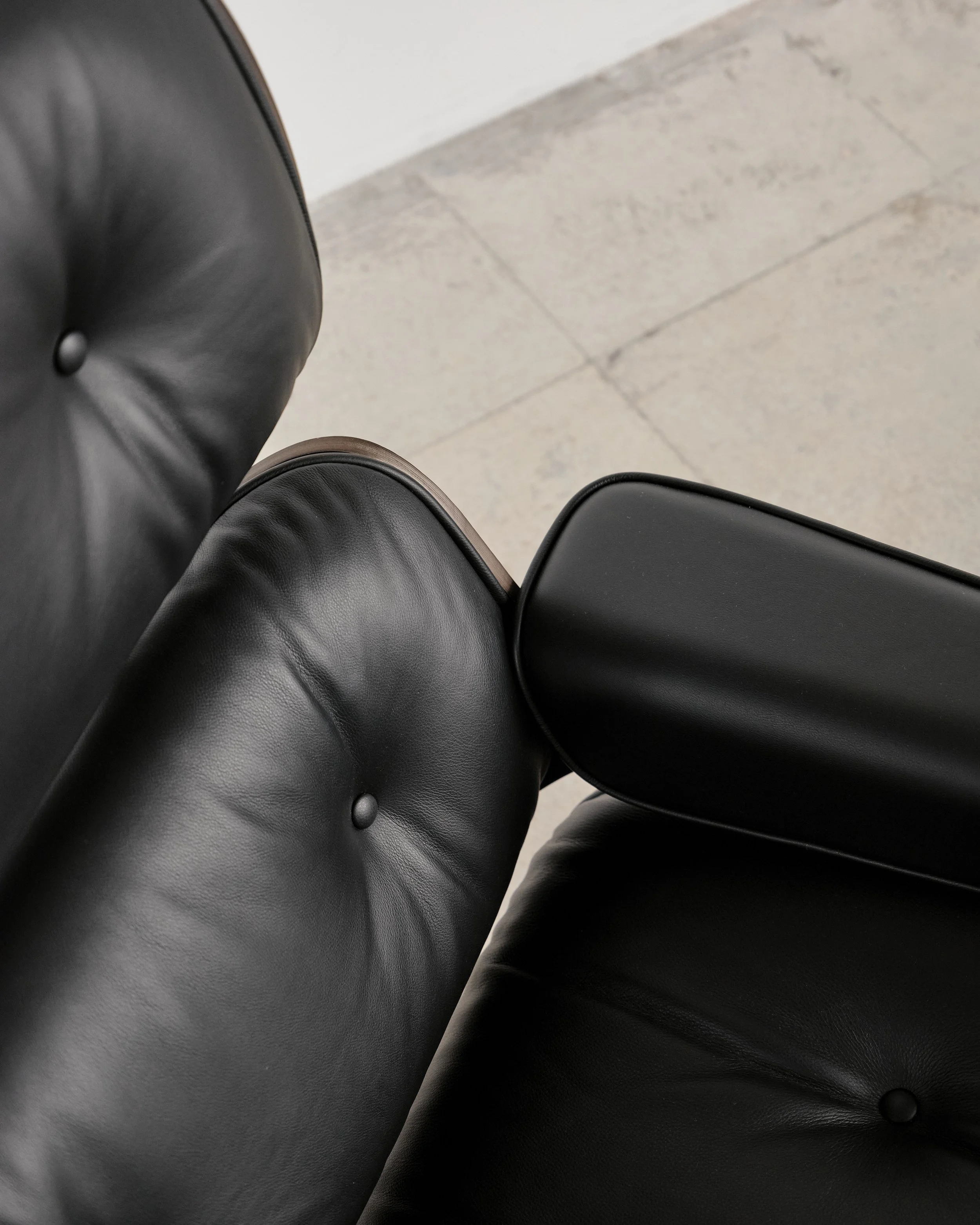 eames-lounge-chair-ottoman-schwarz-black-vitra-mid-century-modern-furniture-mucmodern-26.jpg