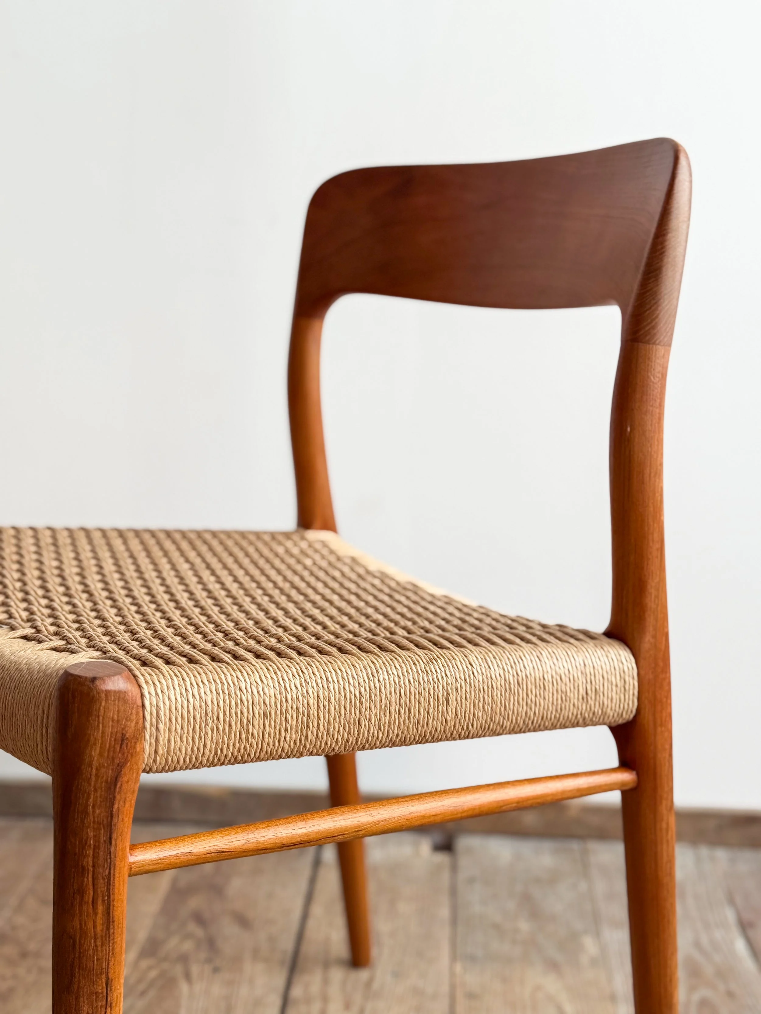 niels-moller-chairs-75-mid-century-modern-furniture-mucmodern-9.jpg
