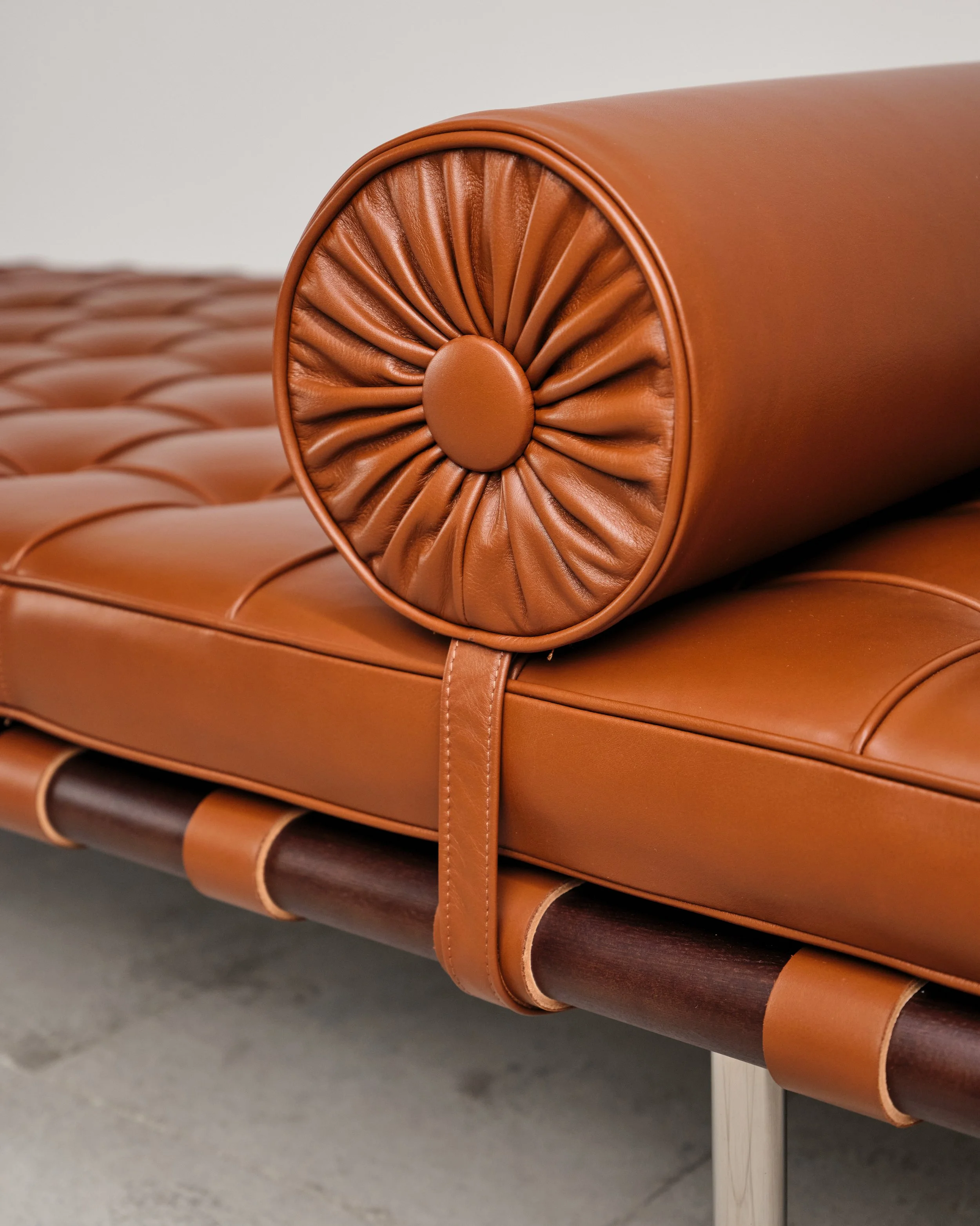 barcelona-liege-daybed-mies-van-der-rohe-knoll-international-bauhaus-mucmodern-47.jpg