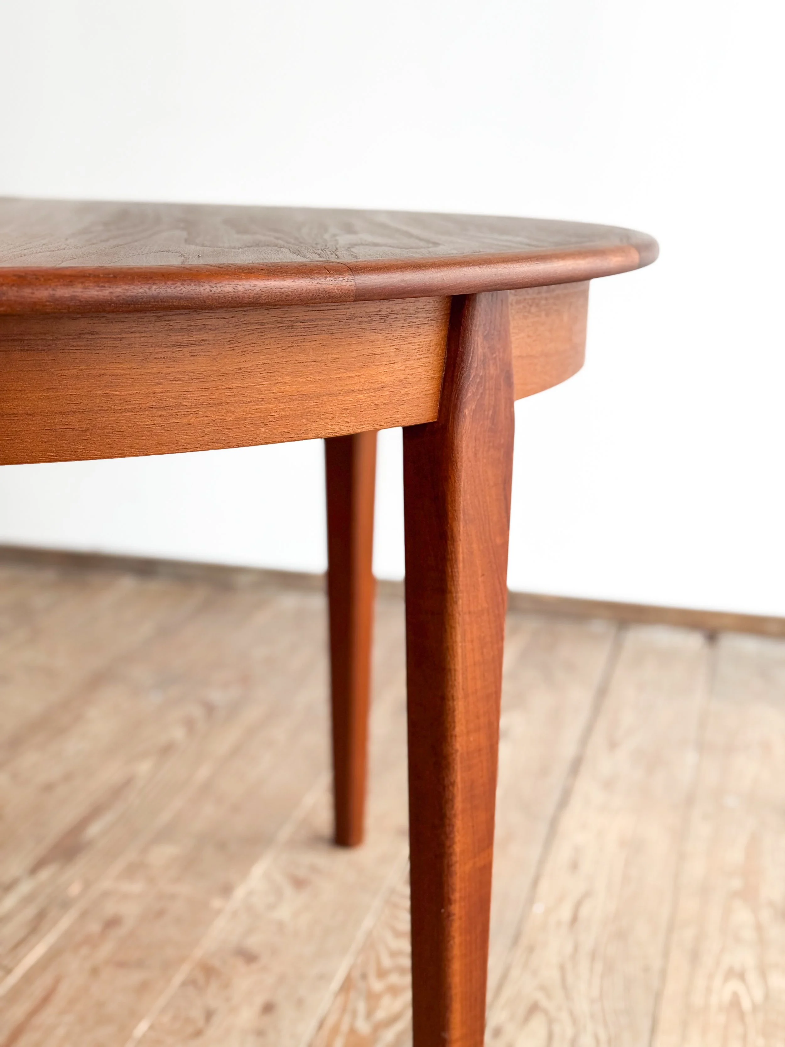 Erweiterbarer-runder-Esstisch-table-mid-century-modern-furniture-mucmodern-6.jpg