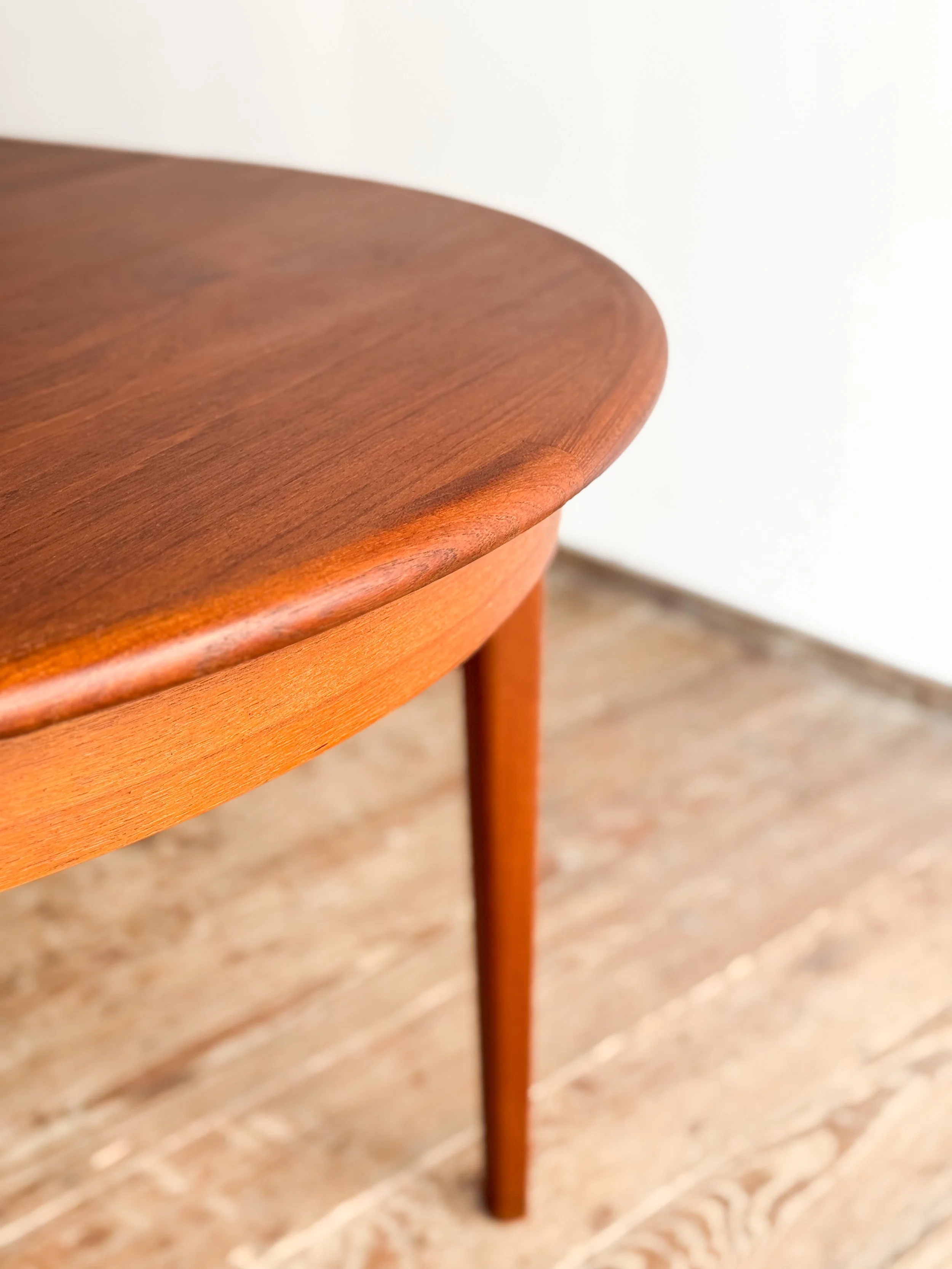 Erweiterbarer-runder-Esstisch-table-mid-century-modern-furniture-mucmodern-10.jpg