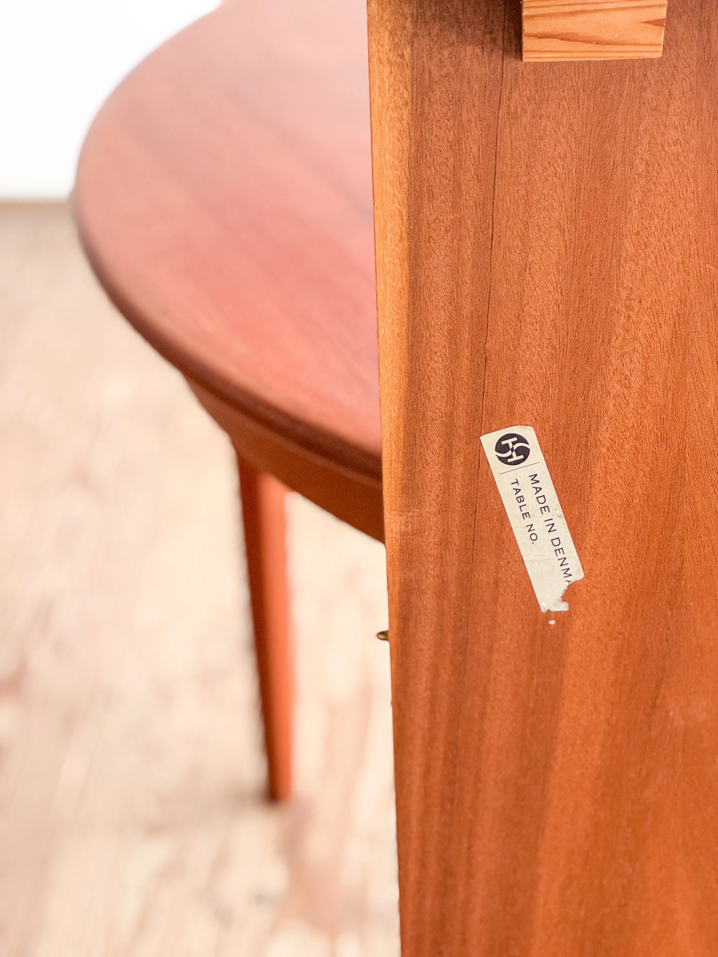 Erweiterbarer-runder-Esstisch-table-mid-century-modern-furniture-mucmodern-16.jpg
