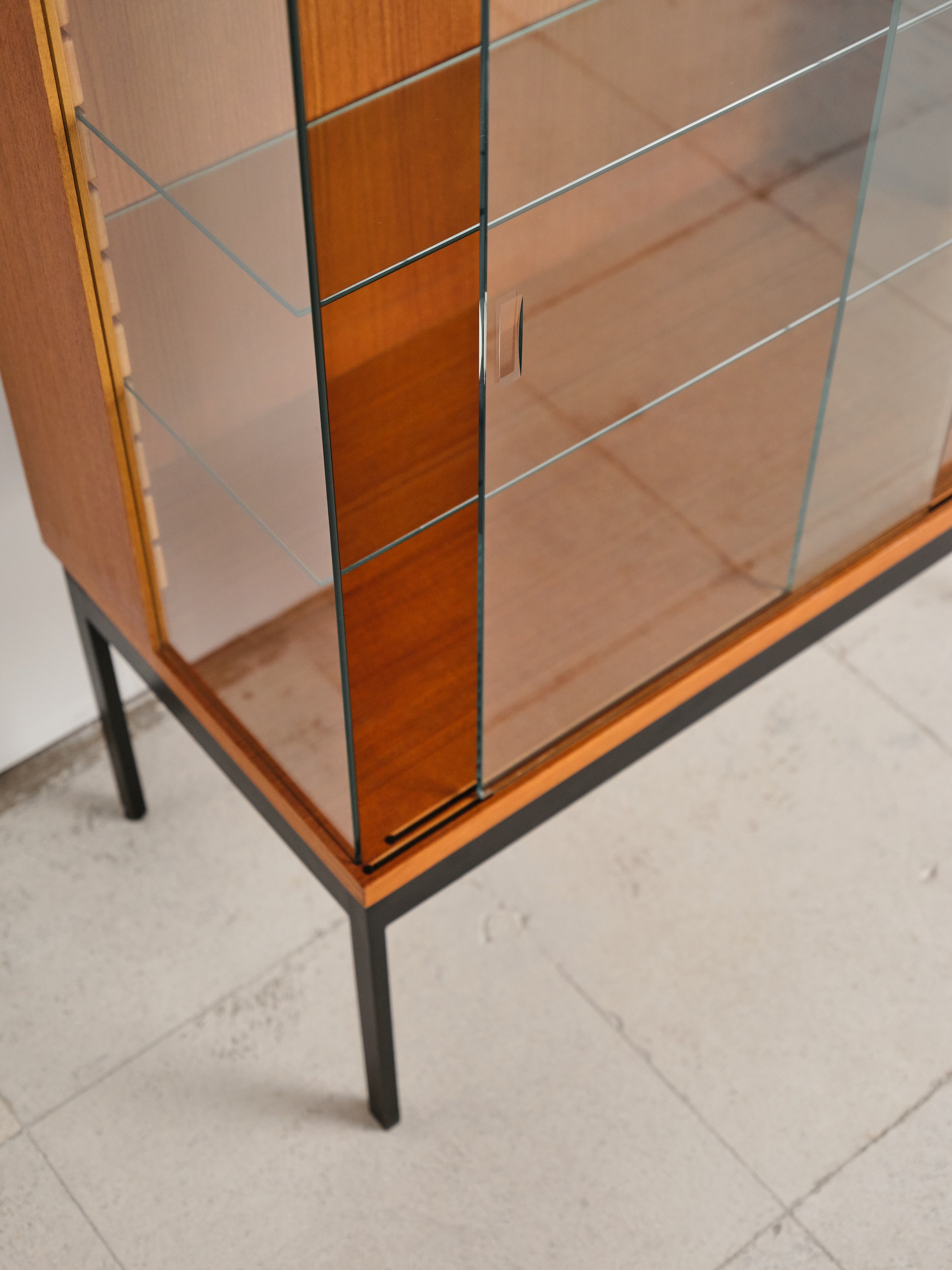 behr-dieter-waeckerlin-vitrine-glas-display-showcase-mid-century-modern-furniture-mucmodern-12.jpg