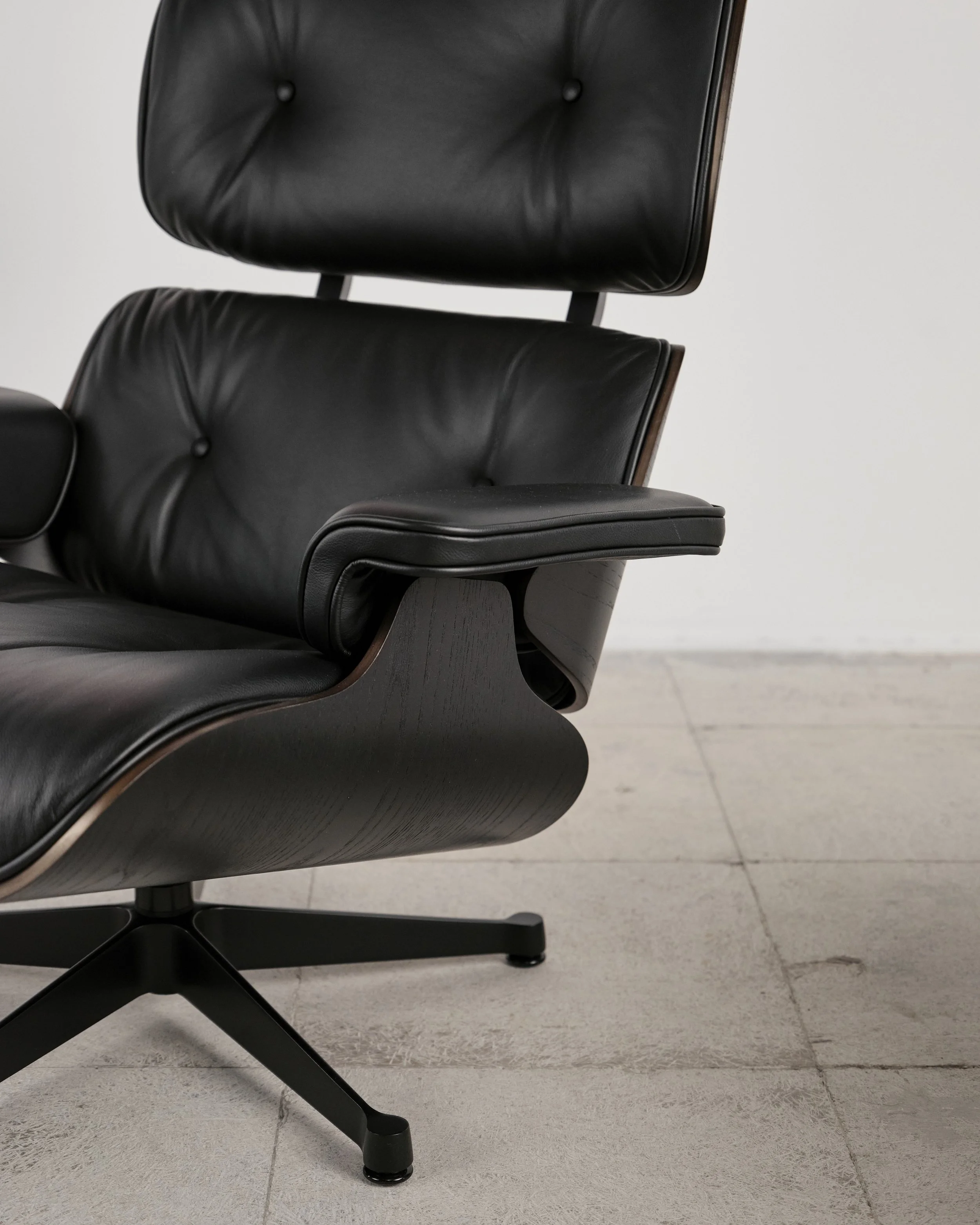 eames-lounge-chair-ottoman-schwarz-black-vitra-mid-century-modern-furniture-mucmodern-25.jpg