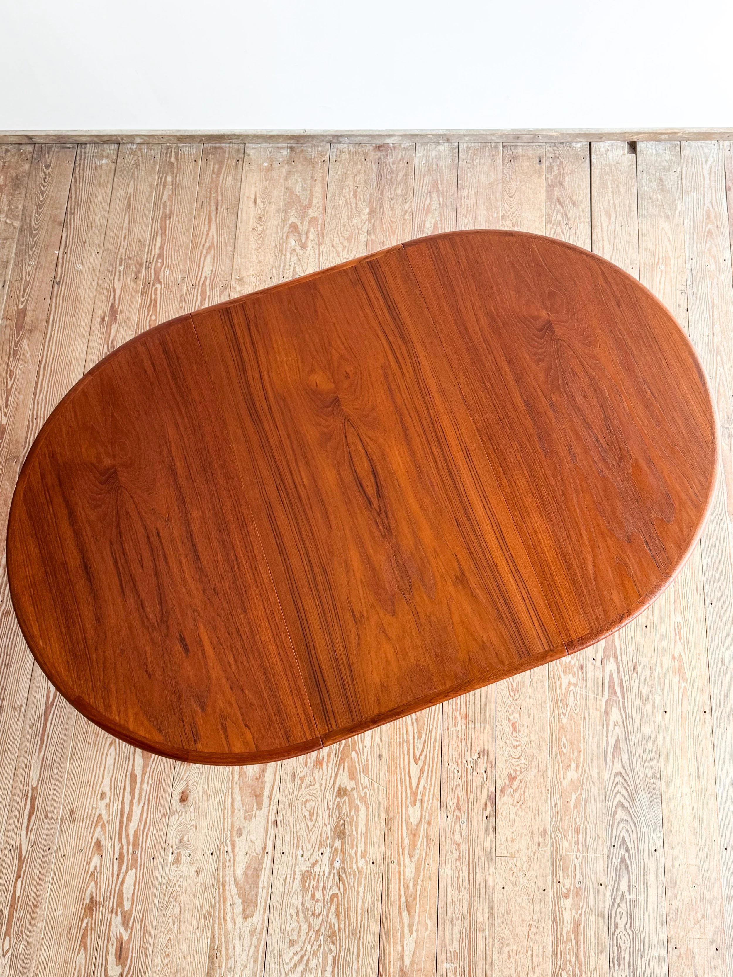 Erweiterbarer-runder-Esstisch-table-mid-century-modern-furniture-mucmodern-4.jpg