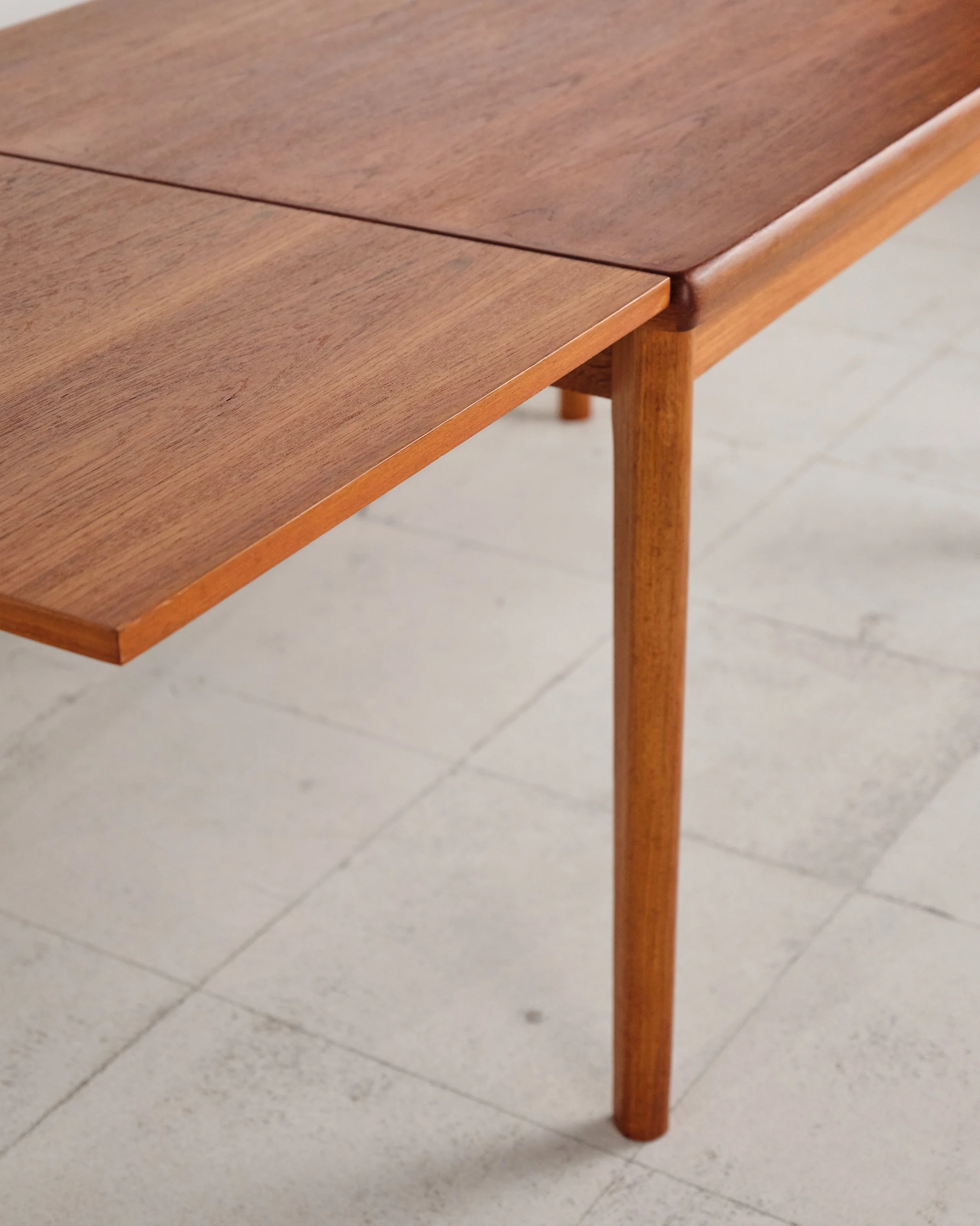 Tisch-table-henning-kjaernulf-mid-century-modern-furniture-mucmodern-22.jpg