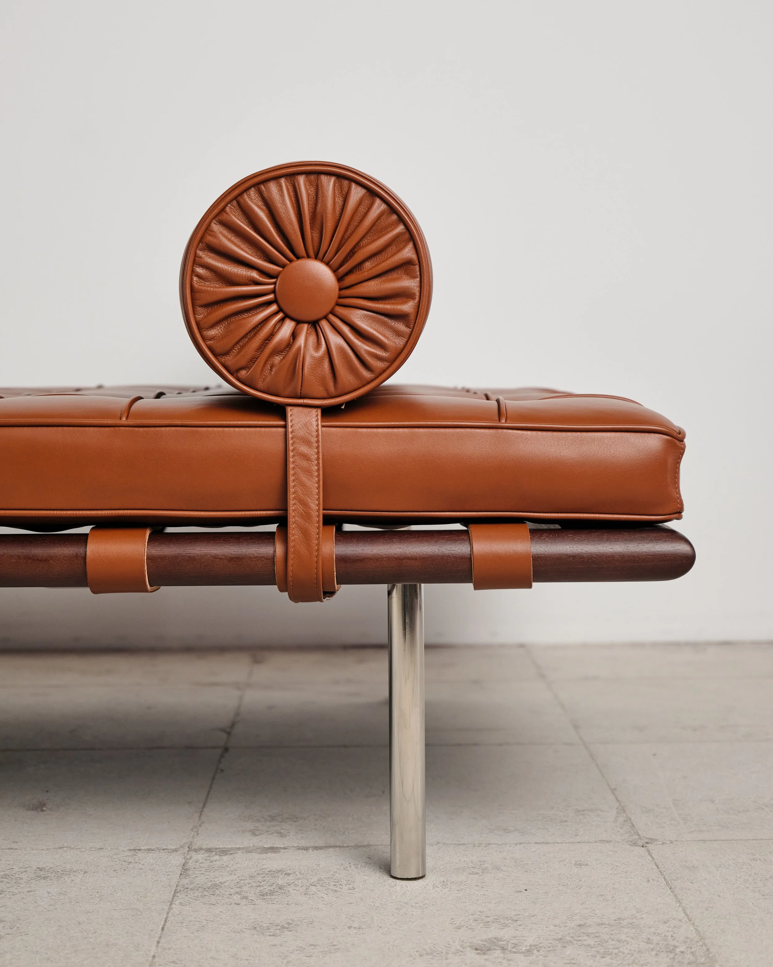 barcelona-liege-daybed-mies-van-der-rohe-knoll-international-bauhaus-mucmodern-35.jpg