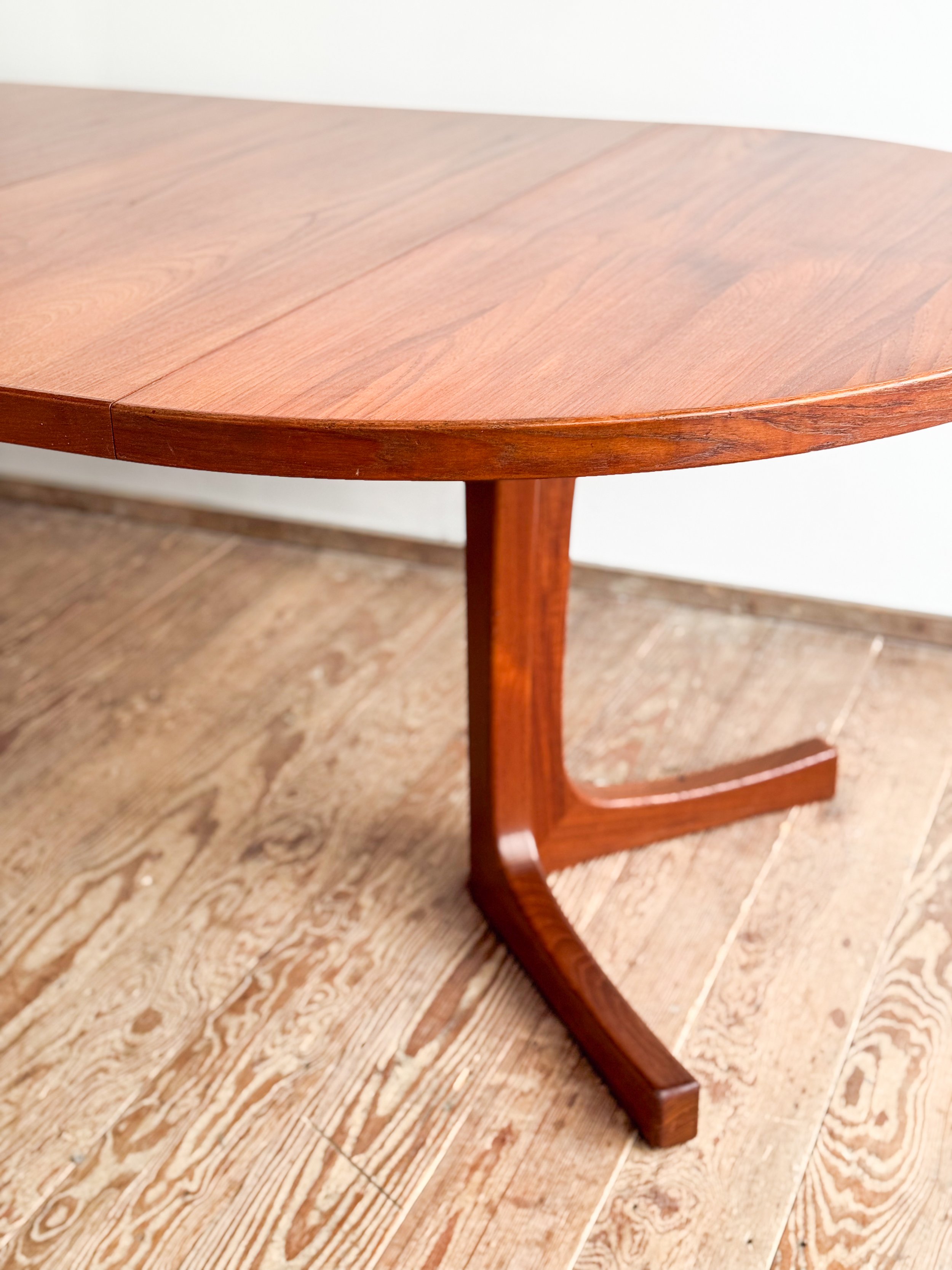 round-table-massive-teak-wood-mid-century-modern-furniture-mucmodern-16.jpg