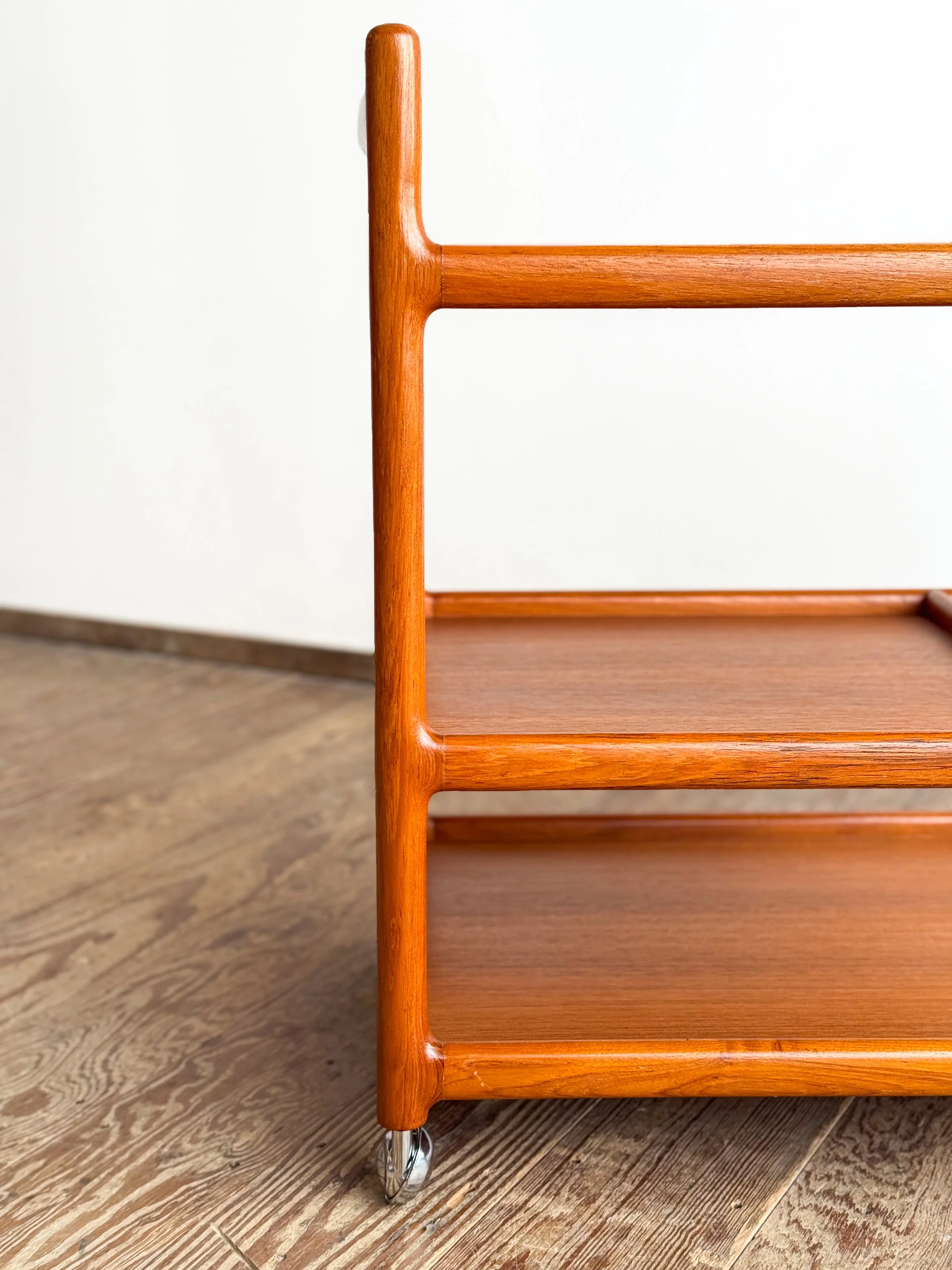 johannes-andersen-servier-wagen-mid-century-modern-furniture-mucmodern-5.jpg